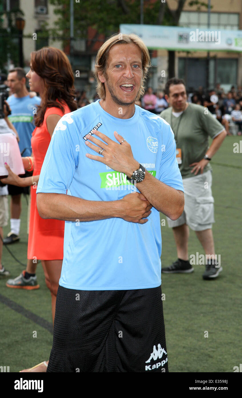 La sesta edizione di Steve Nash Foundation Showdown al Sarah D. Roosevelt Park offre: Massimo Ambrosini dove: Hoboken, NY Foto Stock