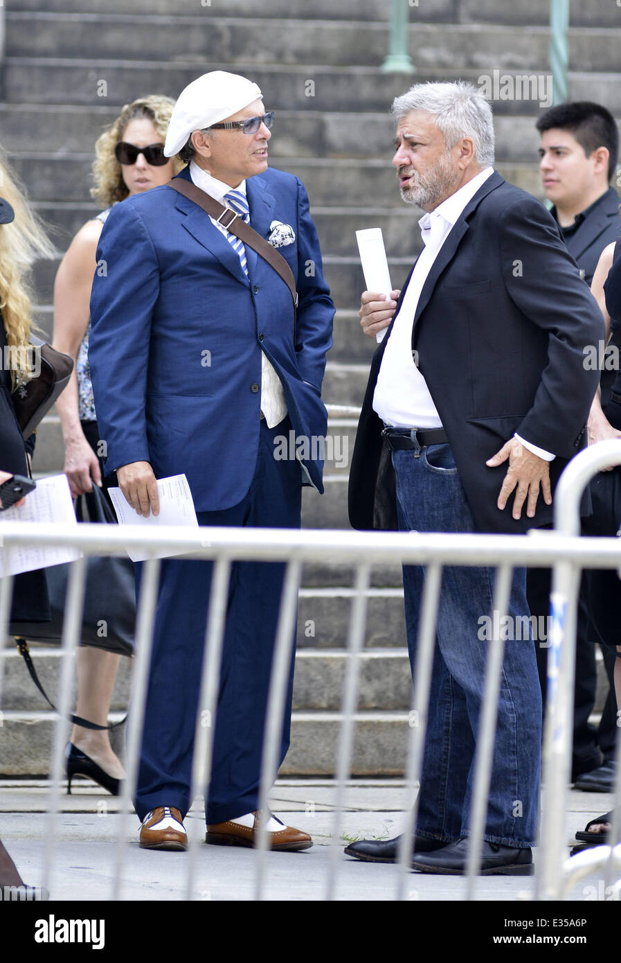 Il servizio funebre per Emmy award-winning Soprani protagonista James Gandolfini presso la Cattedrale di San Giovanni il divino in New York City, NY, Stati Uniti d'America il 27 giugno 2013. Il più noto per il suo ruolo di mob boss Tony Soprano in HBO SERIE TV "i soprani', Gando Foto Stock