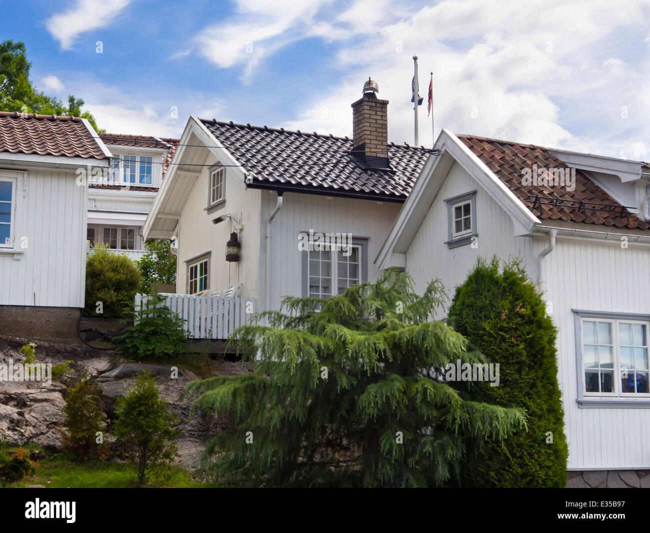 Idilliaco strade strette e bianco con pannelli in legno case, Drobak Norvegia dal fiordo di Oslo Foto Stock