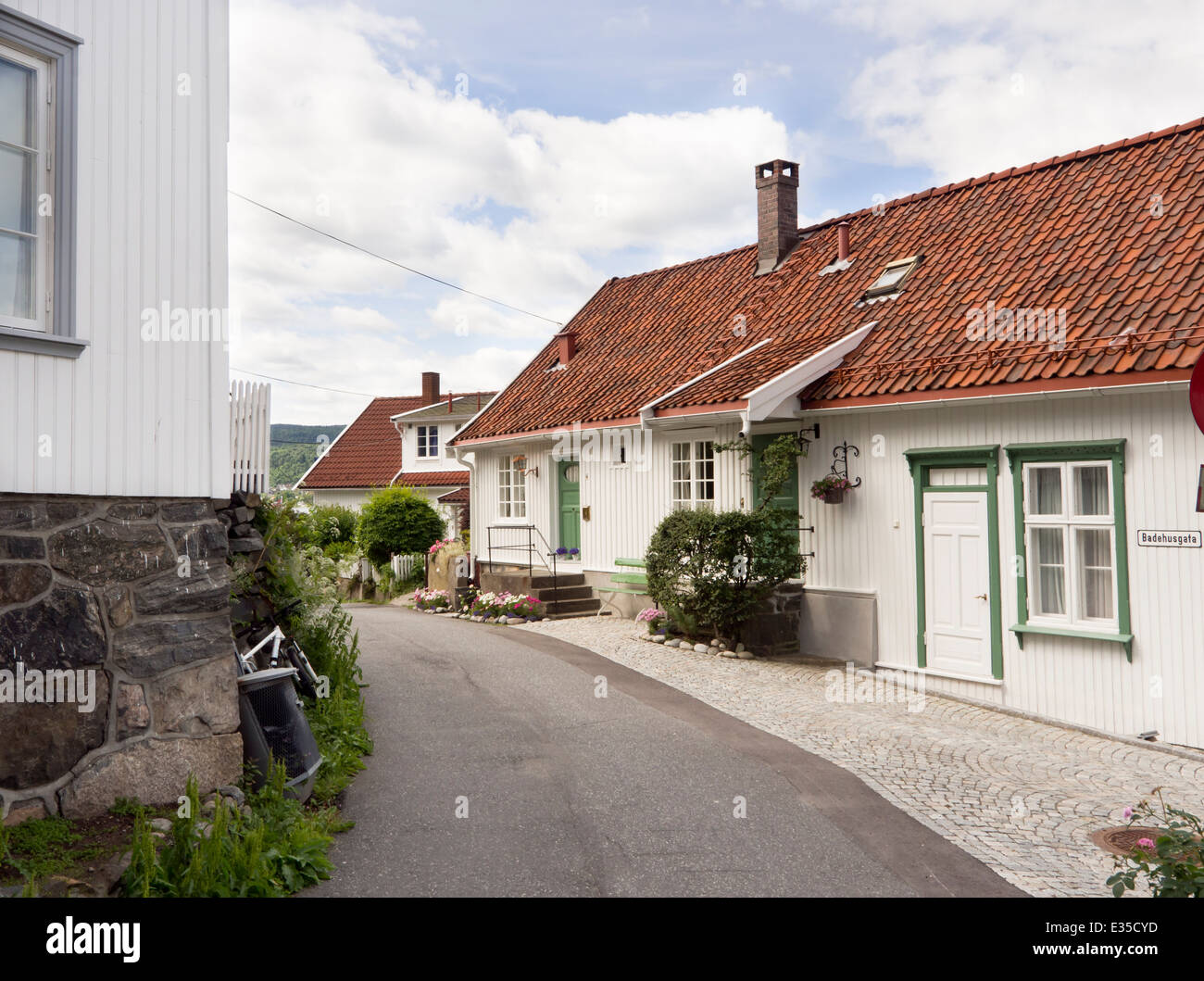 Idilliaco strade strette e bianco con pannelli in legno case, Drobak Norvegia dal fiordo di Oslo Foto Stock