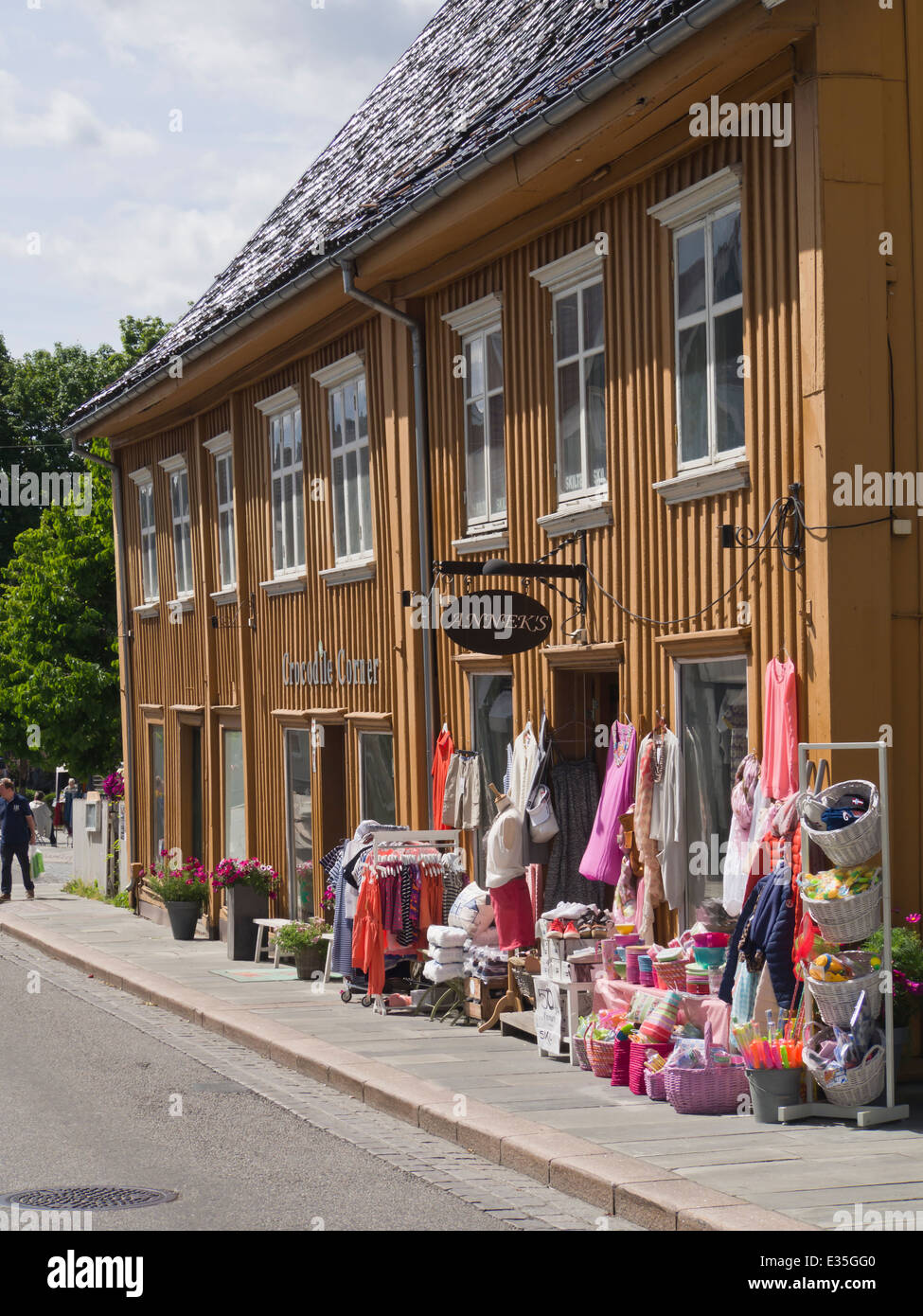Drobak Norvegia e idilliaca città con molti piccoli negozi in vecchio pannellate in legno case, qui i vestiti, utensili da cucina e molto di più Foto Stock