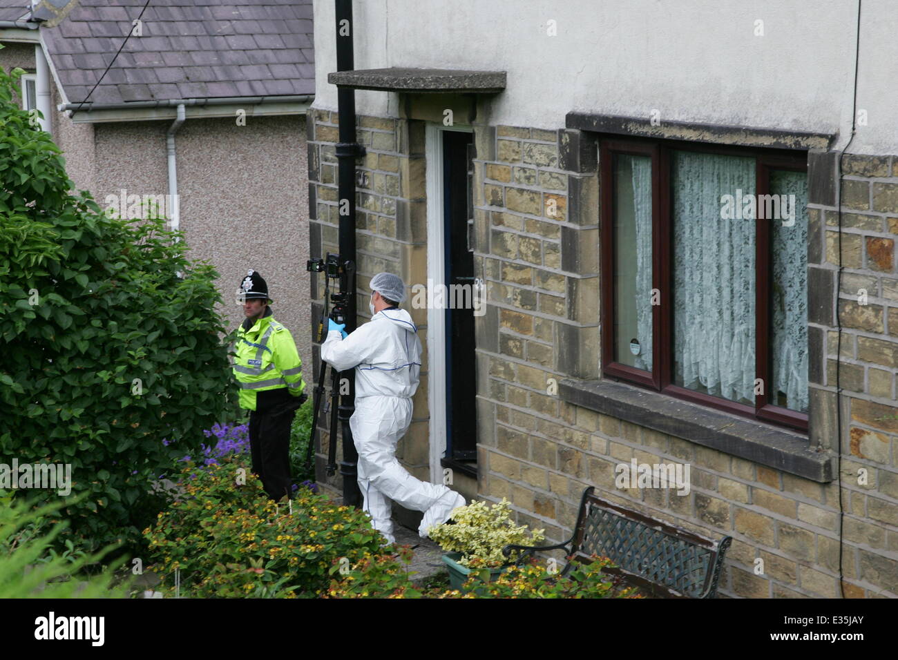 Forense gli uffici di polizia di esaminare la casa di un 84 anno vecchia donna, denominato Louisa Denby, che è stato trovato morto con più stab ferite a Shipley, West Yorkshire. Si è pensato che l'incidente è correlato a un attacco su un 9 a 9-anno-vecchio ragazzo presso il vicino-dalla Carnegie Skate Park. Un 26-anno-vecchio Shipley uomo, che la polizia ha detto è stato correlato alla donna, è stato arrestato in connessione con entrambi i crimini. Dove: Shipley, Regno Unito quando: 02 Lug 2013 Foto Stock