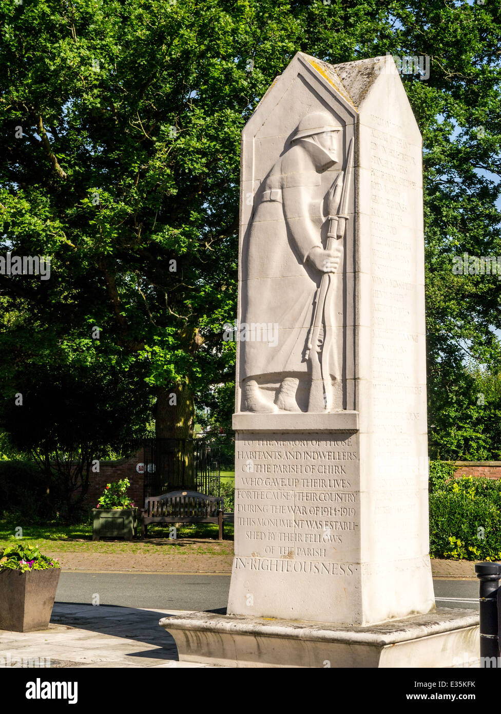 Scolpito in pietra memoriale di guerra a Chirk, Galles da Eric Gill. Foto Stock