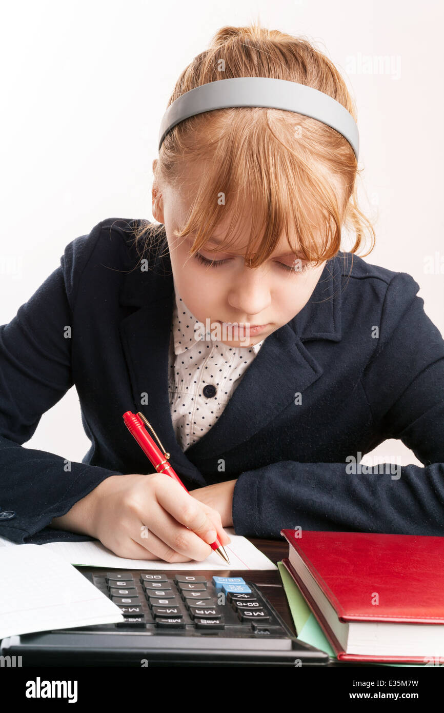 Ritratto di bionda ragazza caucasica facendo i compiti di scuola Foto Stock