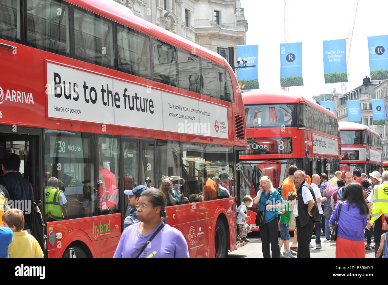 Regent Street, Londra, Regno Unito. Il 22 giugno 2014. La visualizzazione in basso di Regent Street presso il Bus cavalcata su Regent Street. Questo è un evento per celebrare l Anno dell'autobus, con 50 autobus da cavallo e alla più recente gli autobus utilizzati oggi a Londra. Credito: Matteo Chattle/Alamy Live News Foto Stock