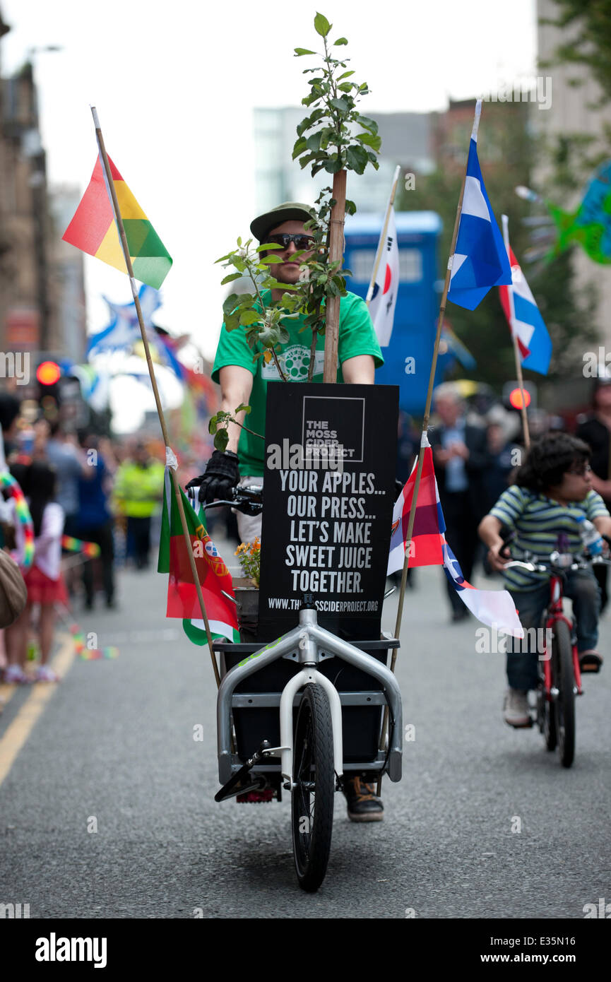 Manchester, Regno Unito. Il 22 giugno 2014. Migliaia di spettatori godetevi il Manchester parata del giorno attraverso la città. Ogni anno la manifestazione celebra tutto grande circa Manchester. Il tema scelto per il 2014 essendo 'Global' Credit: Russell Hart/Alamy Live News. Foto Stock