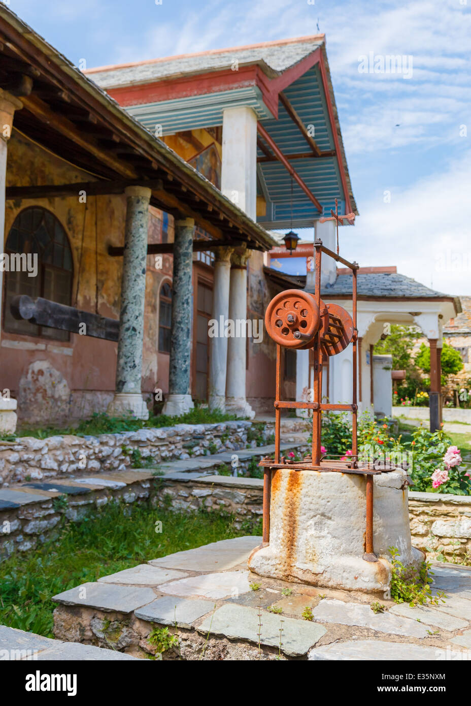 Vintage vecchie e arrugginite ben all'interno del monastero sul santo monte Athos Foto Stock