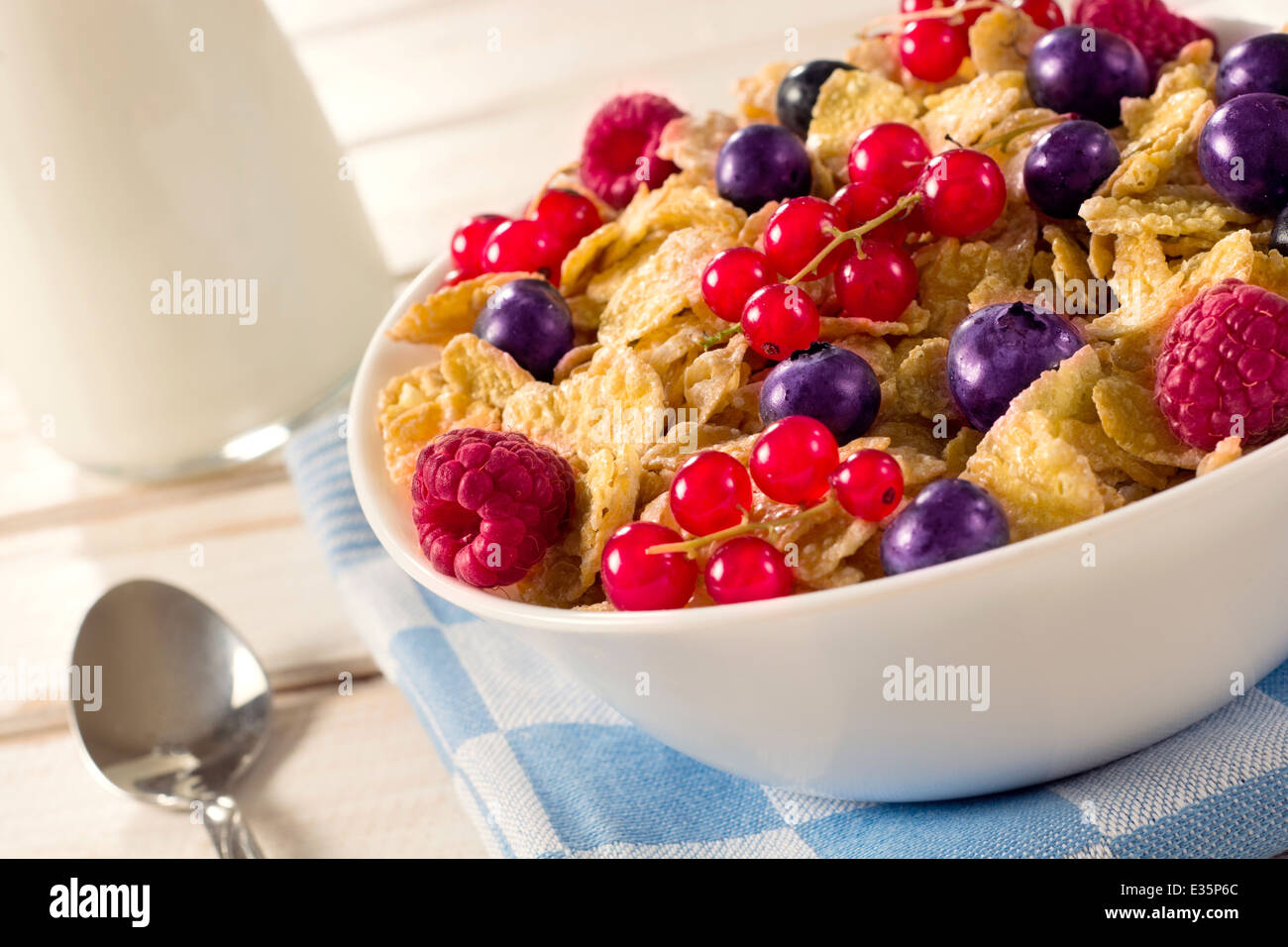 Frutta fresca con le bacche nel recipiente.messa a fuoco selettiva in medio Foto Stock