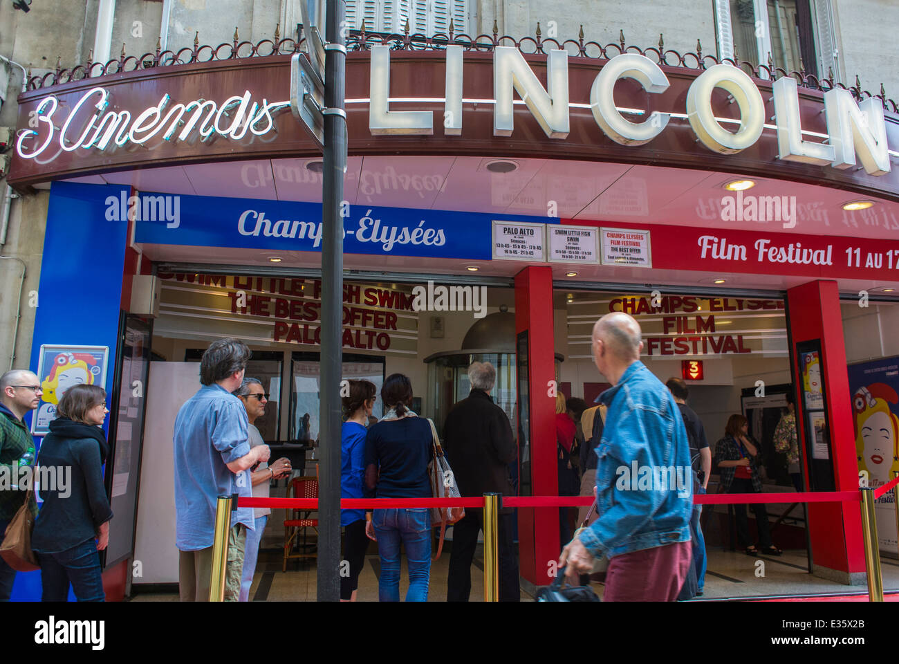 Parigi, Francia, Festival Internazionale del Film Franco-Americano, Champs Elysees, al Lincoln Cinema, Film Theater Marquee Front con segno, in piedi Foto Stock