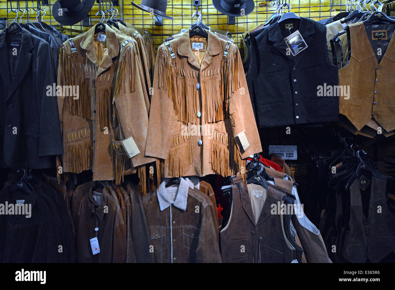 Molti stili di cowboy giacche in pelle in vendita a Beaver Creek Hat & pelli in Jackson Hole, Wyoming. Foto Stock