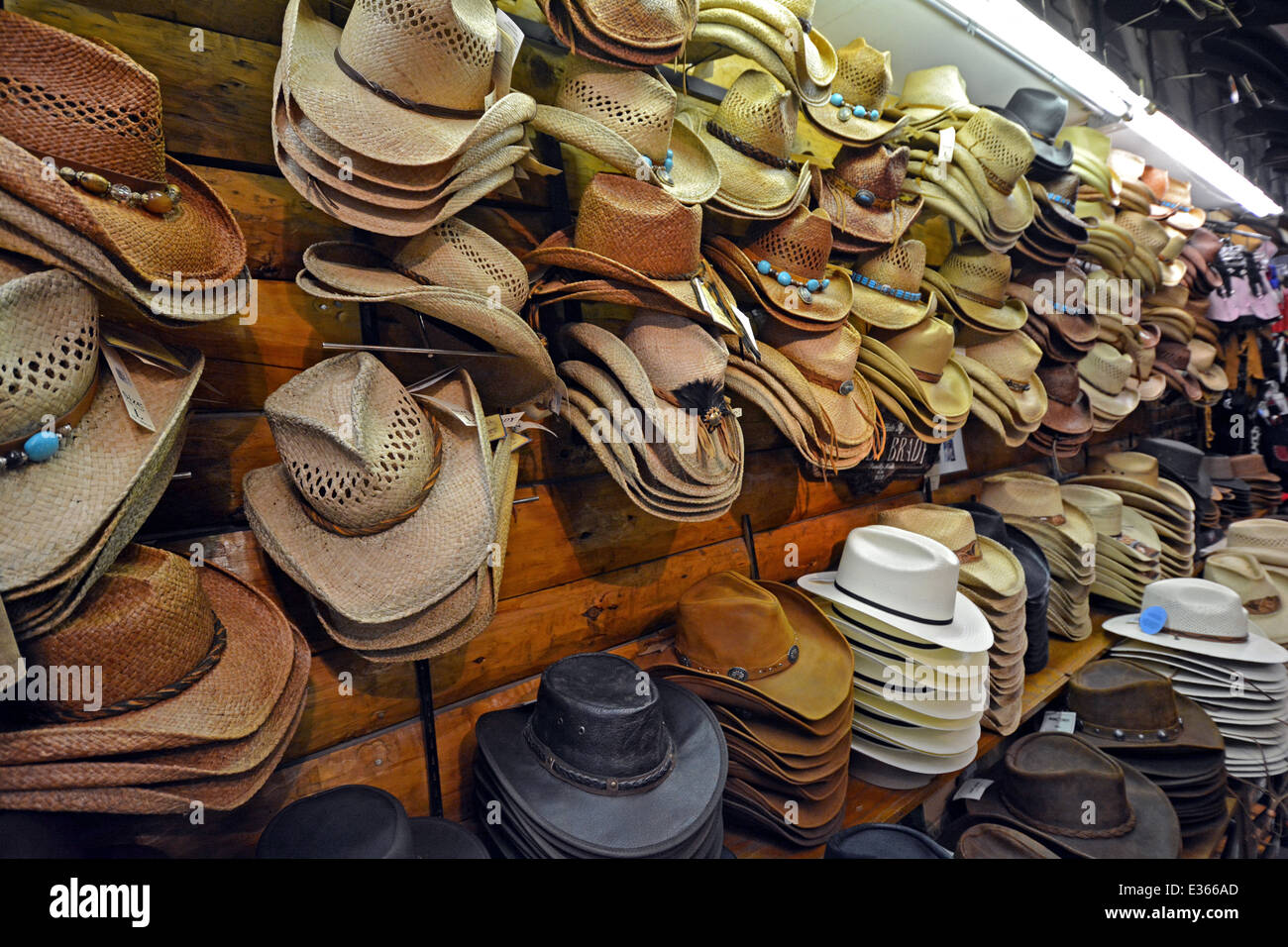 Molti stili di cappelli da cowboy in vendita a Beaver Creek Hat & pelli in Jackson Hole, Wyoming. Foto Stock