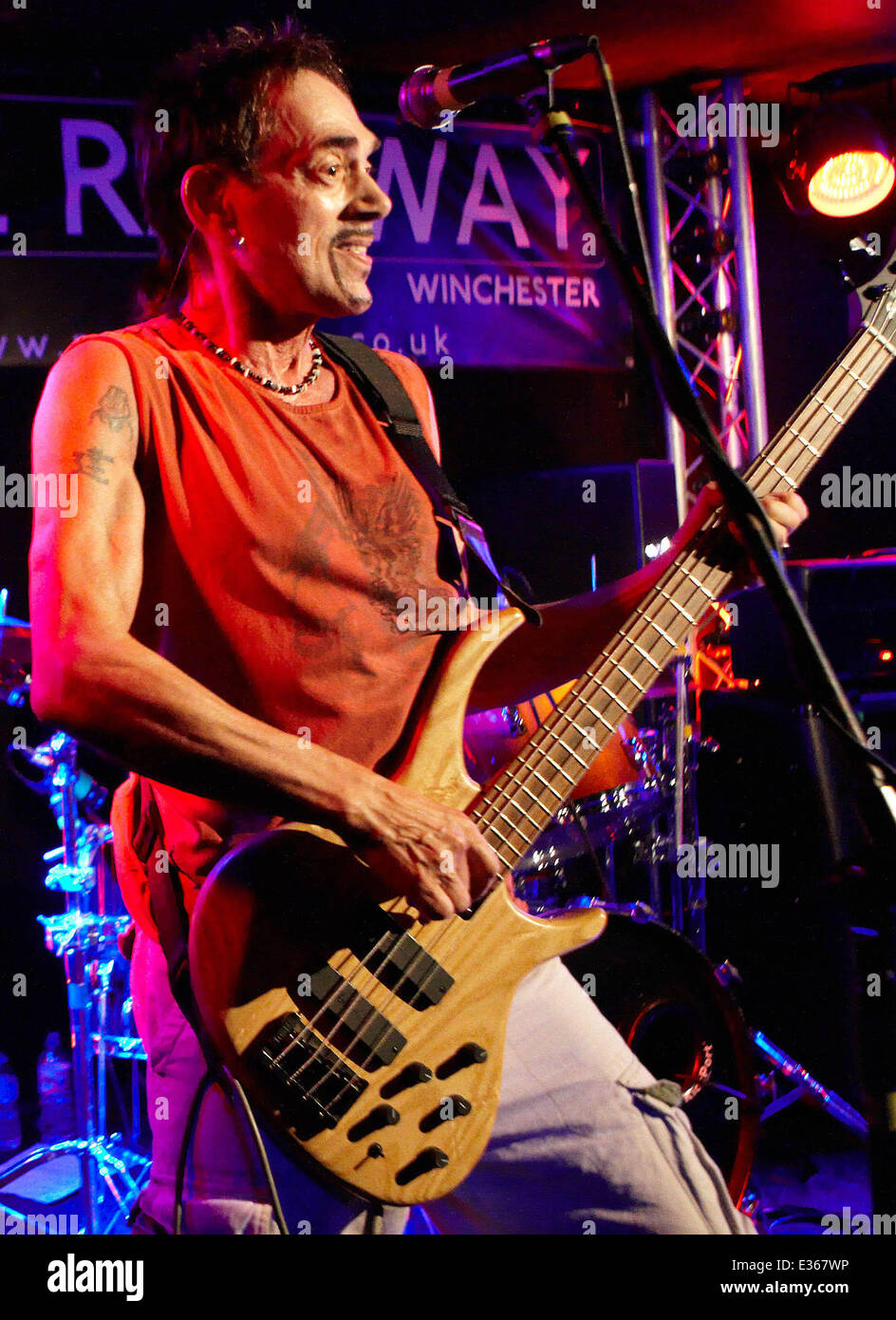 Andy Fraser si esibisce dal vivo con la sua band presso la stazione dotata di: Andy Fraser dove: Winchester, Regno Unito quando: 11 Lug 2013 Foto Stock