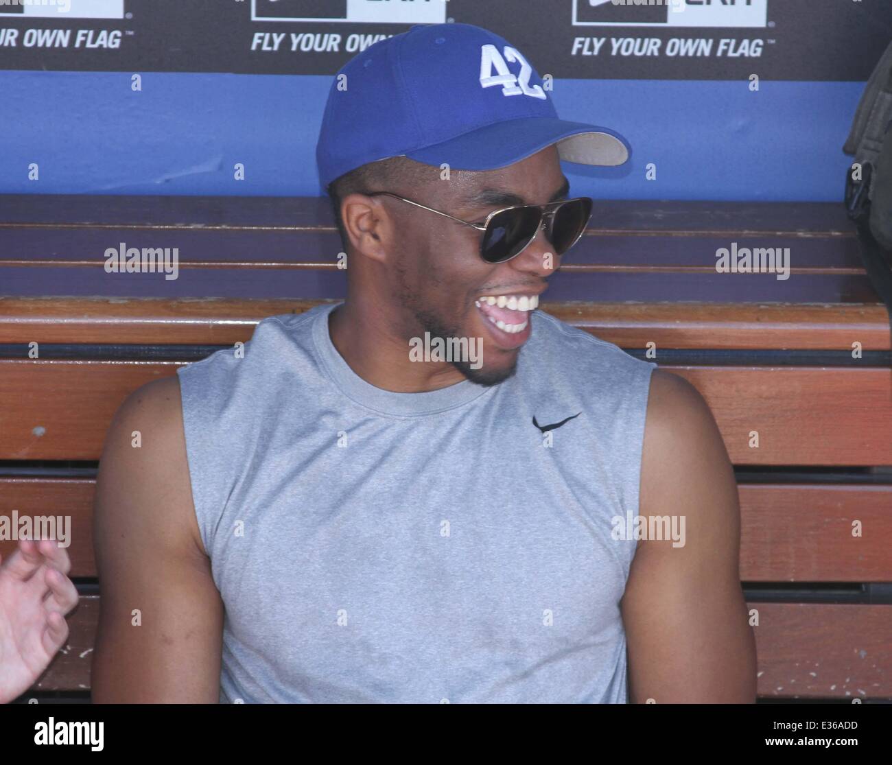 Attore Chadwick Boseman che ha giocato Jackie Robinson nel film '42' butta fuori il primo passo in corrispondenza dei Dodgers gioco. Dotato di: Chadwick Boseman dove: Los Angeles, CA, Stati Uniti quando: 13 Lug 2013 Foto Stock Attore Chadwick Boseman che ha giocato Jackie Robinson nel film '42' butta fuori il primo passo in corrispondenza dei Dodgers gioco. Dotato di: Chadwick Boseman dove: Los Angeles, CA, Stati Uniti quando: 13 Lug 2013 Foto Stock