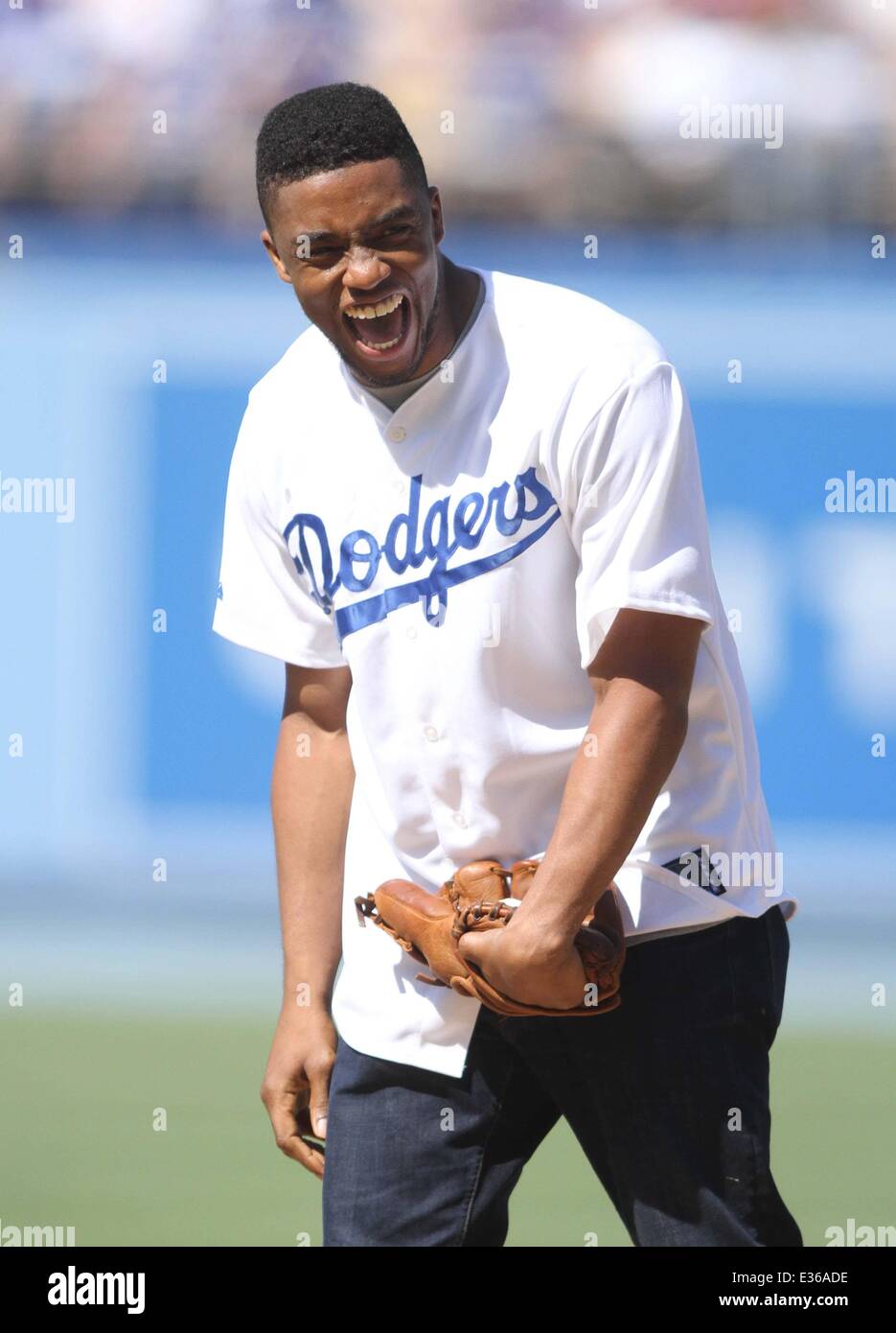 Attore Chadwick Boseman che ha giocato Jackie Robinson nel film '42' butta fuori il primo passo in corrispondenza dei Dodgers gioco. Dotato di: Chadwick Boseman dove: Los Angeles, CA, Stati Uniti quando: 13 Lug 2013 Foto Stock