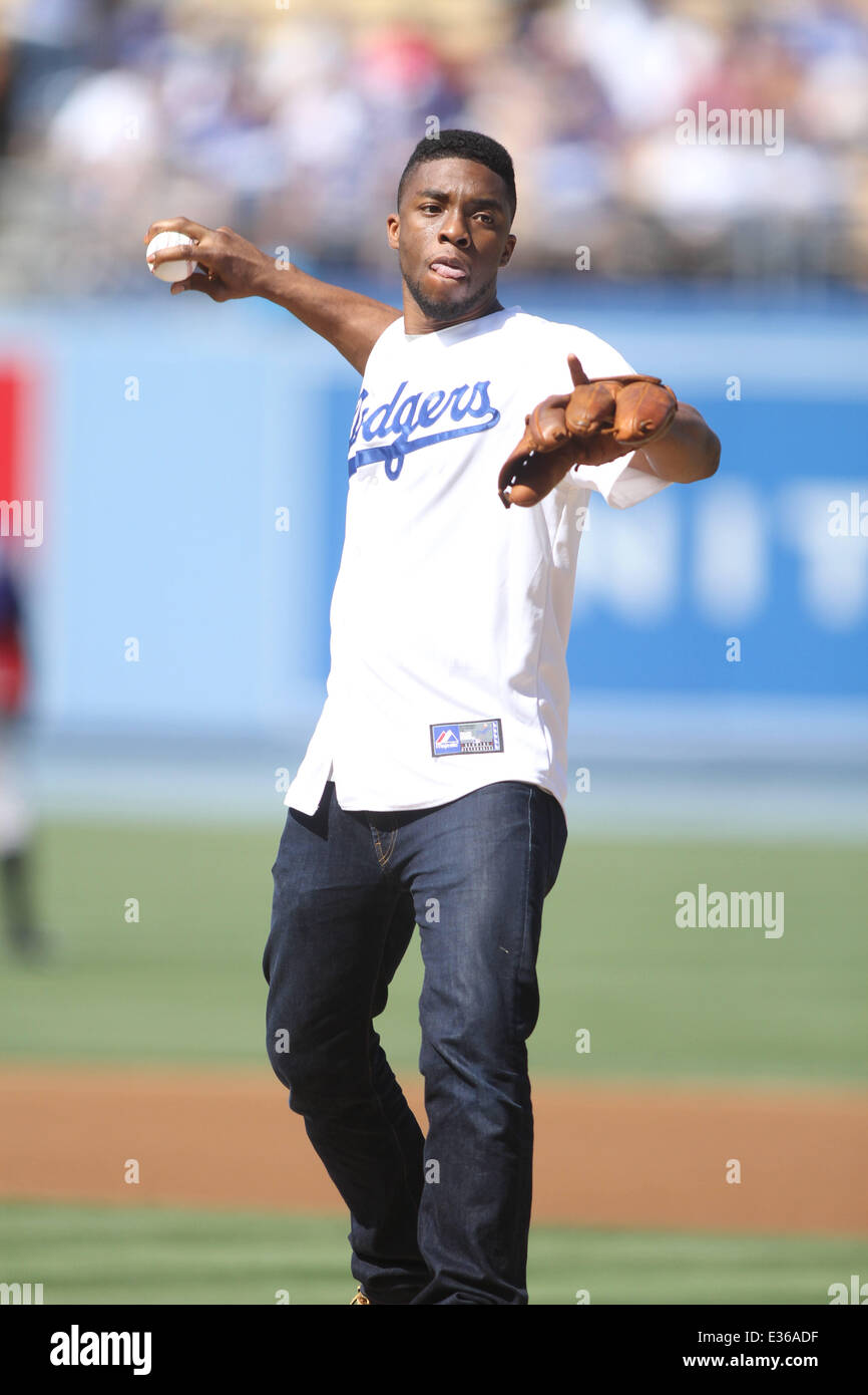 Attore Chadwick Boseman che ha giocato Jackie Robinson nel film '42' butta fuori il primo passo in corrispondenza dei Dodgers gioco. Dotato di: Chadwick Boseman dove: Los Angeles, CA, Stati Uniti quando: 13 Lug 2013 Foto Stock Attore Chadwick Boseman che ha giocato Jackie Robinson nel film '42' butta fuori il primo passo in corrispondenza dei Dodgers gioco. Dotato di: Chadwick Boseman dove: Los Angeles, CA, Stati Uniti quando: 13 Lug 2013 Foto Stock