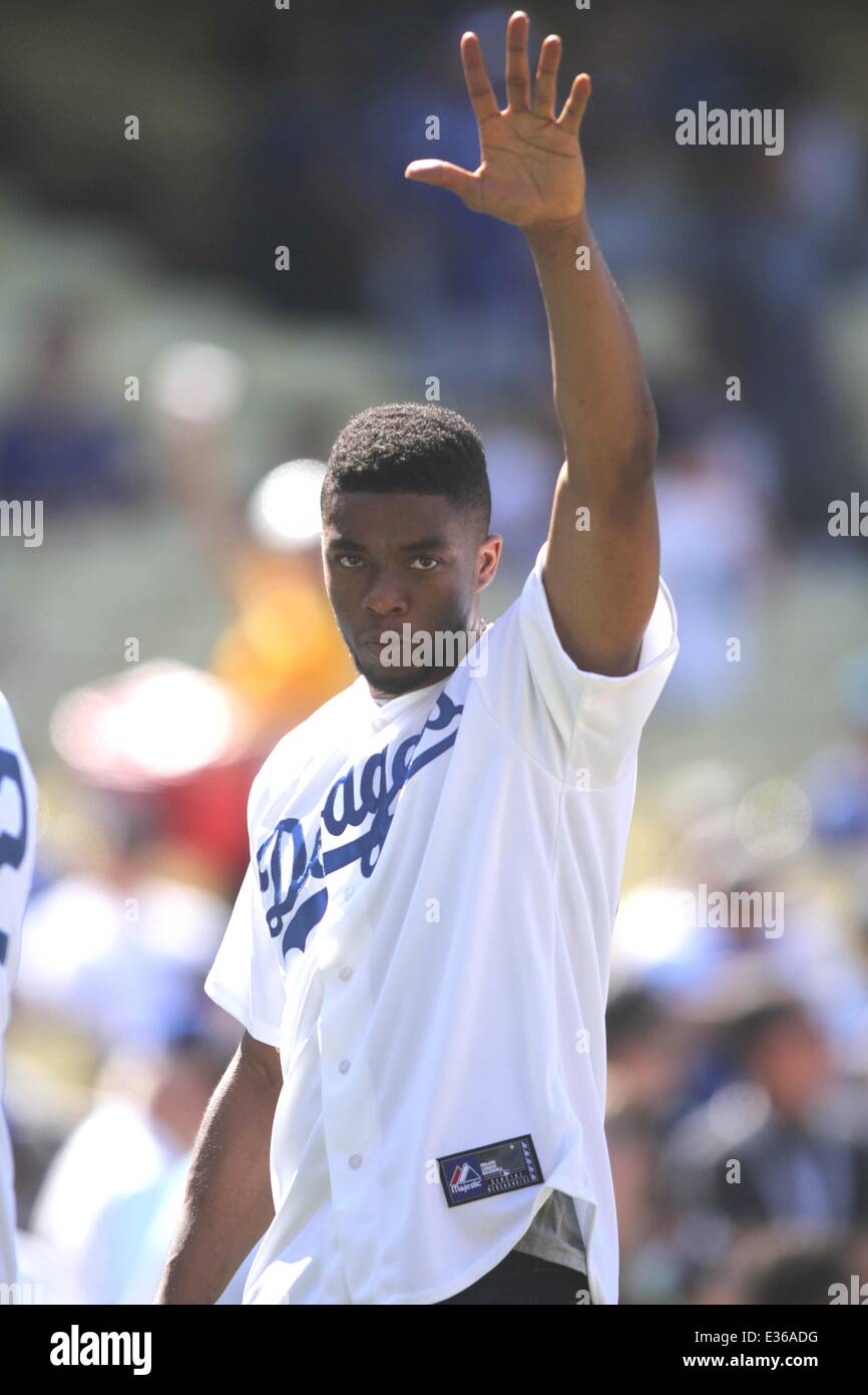Attore Chadwick Boseman che ha giocato Jackie Robinson nel film '42' butta fuori il primo passo in corrispondenza dei Dodgers gioco. Dotato di: Chadwick Boseman dove: Los Angeles, CA, Stati Uniti quando: 13 Lug 2013 Foto Stock Attore Chadwick Boseman che ha giocato Jackie Robinson nel film '42' butta fuori il primo passo in corrispondenza dei Dodgers gioco. Dotato di: Chadwick Boseman dove: Los Angeles, CA, Stati Uniti quando: 13 Lug 2013 Foto Stock