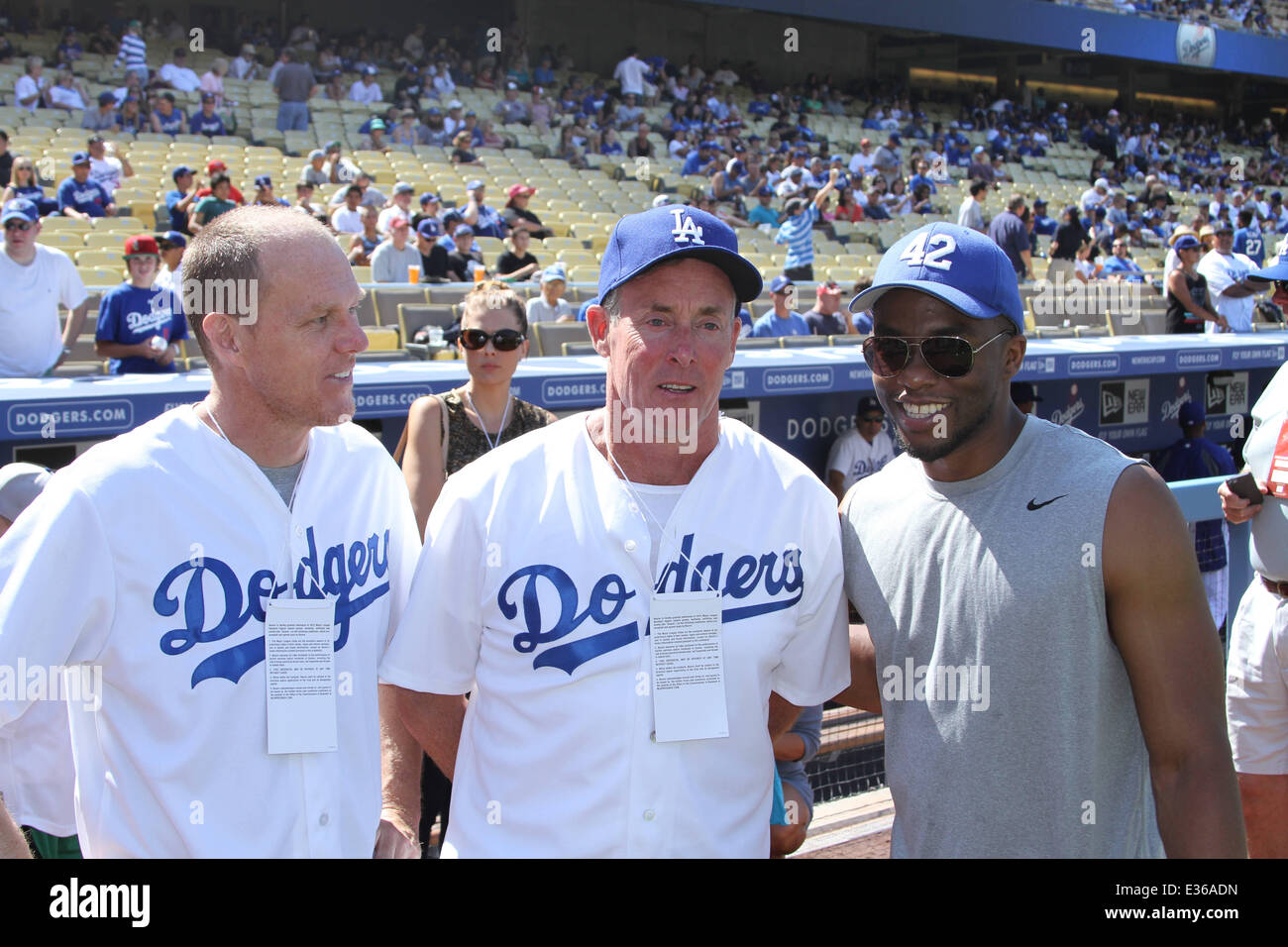 Attore Chadwick Boseman che ha giocato Jackie Robinson nel film '42' butta fuori il primo passo in corrispondenza dei Dodgers gioco. Dotato di: Chadwick Boseman,John C. McGinley dove: Los Angeles, CA, Stati Uniti quando: 13 Lug 2013 Foto Stock Attore Chadwick Boseman che ha giocato Jackie Robinson nel film '42' butta fuori il primo passo in corrispondenza dei Dodgers gioco. Dotato di: Chadwick Boseman,John C. McGinley dove: Los Angeles, CA, Stati Uniti quando: 13 Lug 2013 Foto Stock