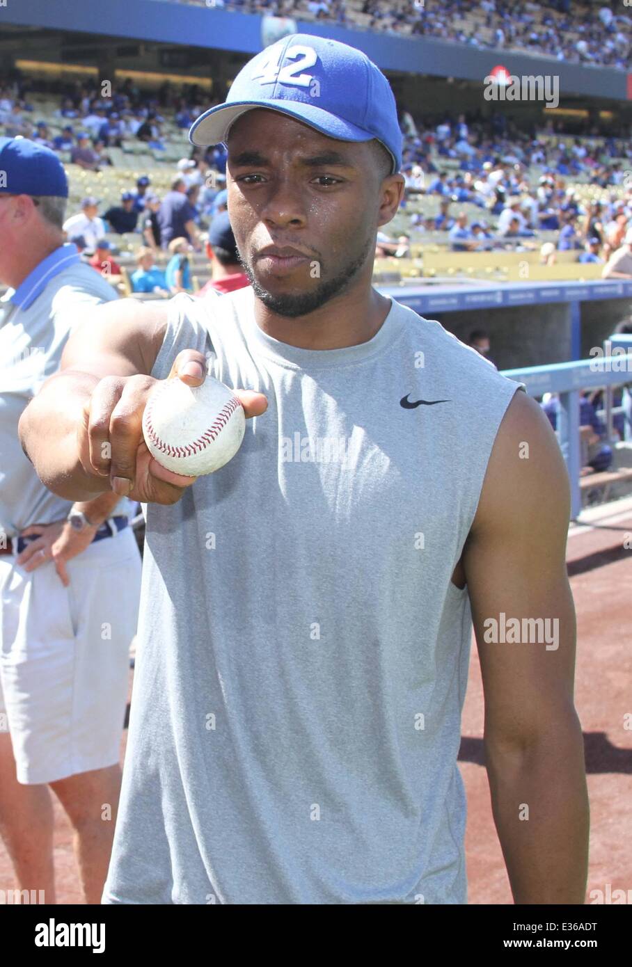 Attore Chadwick Boseman che ha giocato Jackie Robinson nel film '42' butta fuori il primo passo in corrispondenza dei Dodgers gioco. Dotato di: Chadwick Boseman dove: Los Angeles, CA, Stati Uniti quando: 13 Lug 2013 Foto Stock