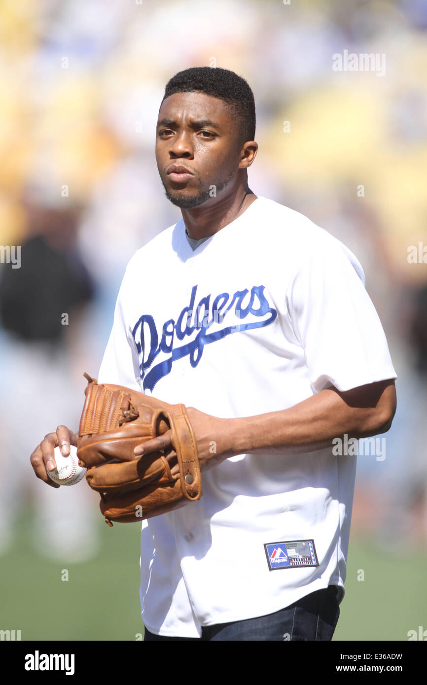 Attore Chadwick Boseman che ha giocato Jackie Robinson nel film '42' butta fuori il primo passo in corrispondenza dei Dodgers gioco. Dotato di: Chadwick Boseman dove: Los Angeles, CA, Stati Uniti quando: 13 Lug 2013 Foto Stock Attore Chadwick Boseman che ha giocato Jackie Robinson nel film '42' butta fuori il primo passo in corrispondenza dei Dodgers gioco. Dotato di: Chadwick Boseman dove: Los Angeles, CA, Stati Uniti quando: 13 Lug 2013 Foto Stock