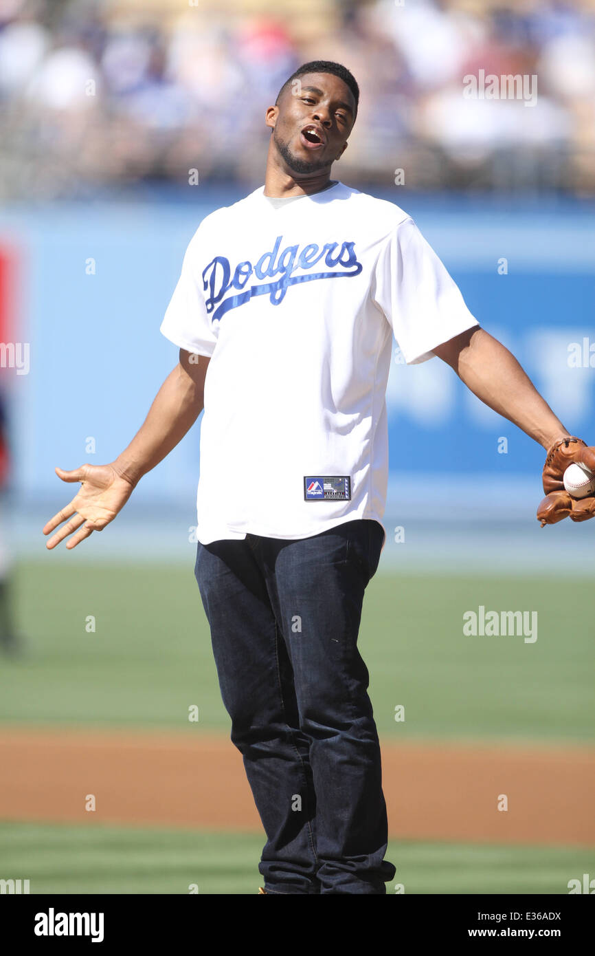 Attore Chadwick Boseman che ha giocato Jackie Robinson nel film '42' butta fuori il primo passo in corrispondenza dei Dodgers gioco. Dotato di: Chadwick Boseman dove: Los Angeles, CA, Stati Uniti quando: 13 Lug 2013 Foto Stock Attore Chadwick Boseman che ha giocato Jackie Robinson nel film '42' butta fuori il primo passo in corrispondenza dei Dodgers gioco. Dotato di: Chadwick Boseman dove: Los Angeles, CA, Stati Uniti quando: 13 Lug 2013 Foto Stock
