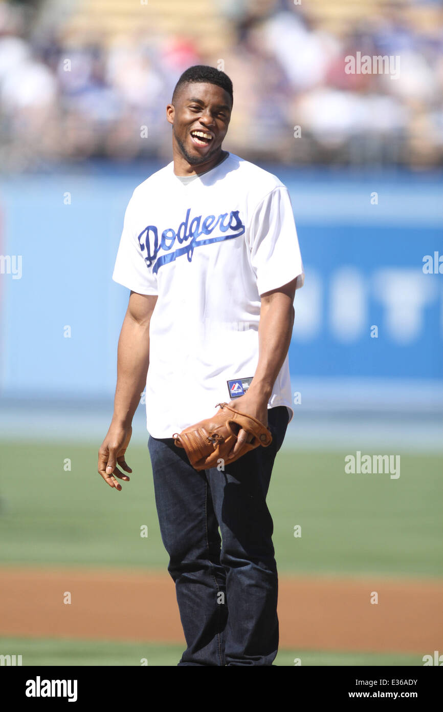 Attore Chadwick Boseman che ha giocato Jackie Robinson nel film '42' butta fuori il primo passo in corrispondenza dei Dodgers gioco. Dotato di: Chadwick Boseman dove: Los Angeles, CA, Stati Uniti quando: 13 Lug 2013 Foto Stock Attore Chadwick Boseman che ha giocato Jackie Robinson nel film '42' butta fuori il primo passo in corrispondenza dei Dodgers gioco. Dotato di: Chadwick Boseman dove: Los Angeles, CA, Stati Uniti quando: 13 Lug 2013 Foto Stock