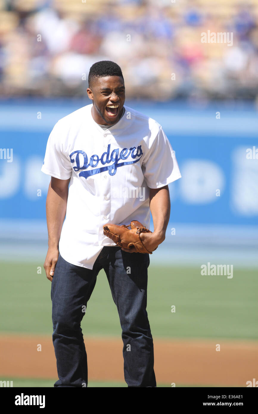Attore Chadwick Boseman che ha giocato Jackie Robinson nel film '42' butta fuori il primo passo in corrispondenza dei Dodgers gioco. Dotato di: Chadwick Boseman dove: Los Angeles, CA, Stati Uniti quando: 13 Lug 2013 Foto Stock Attore Chadwick Boseman che ha giocato Jackie Robinson nel film '42' butta fuori il primo passo in corrispondenza dei Dodgers gioco. Dotato di: Chadwick Boseman dove: Los Angeles, CA, Stati Uniti quando: 13 Lug 2013 Foto Stock