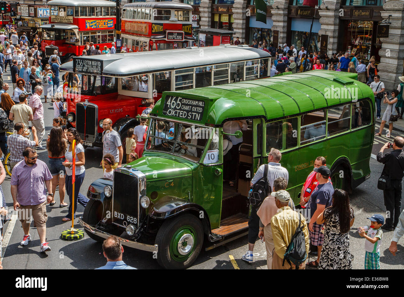 Vintage autobus su display, Londra Foto Stock