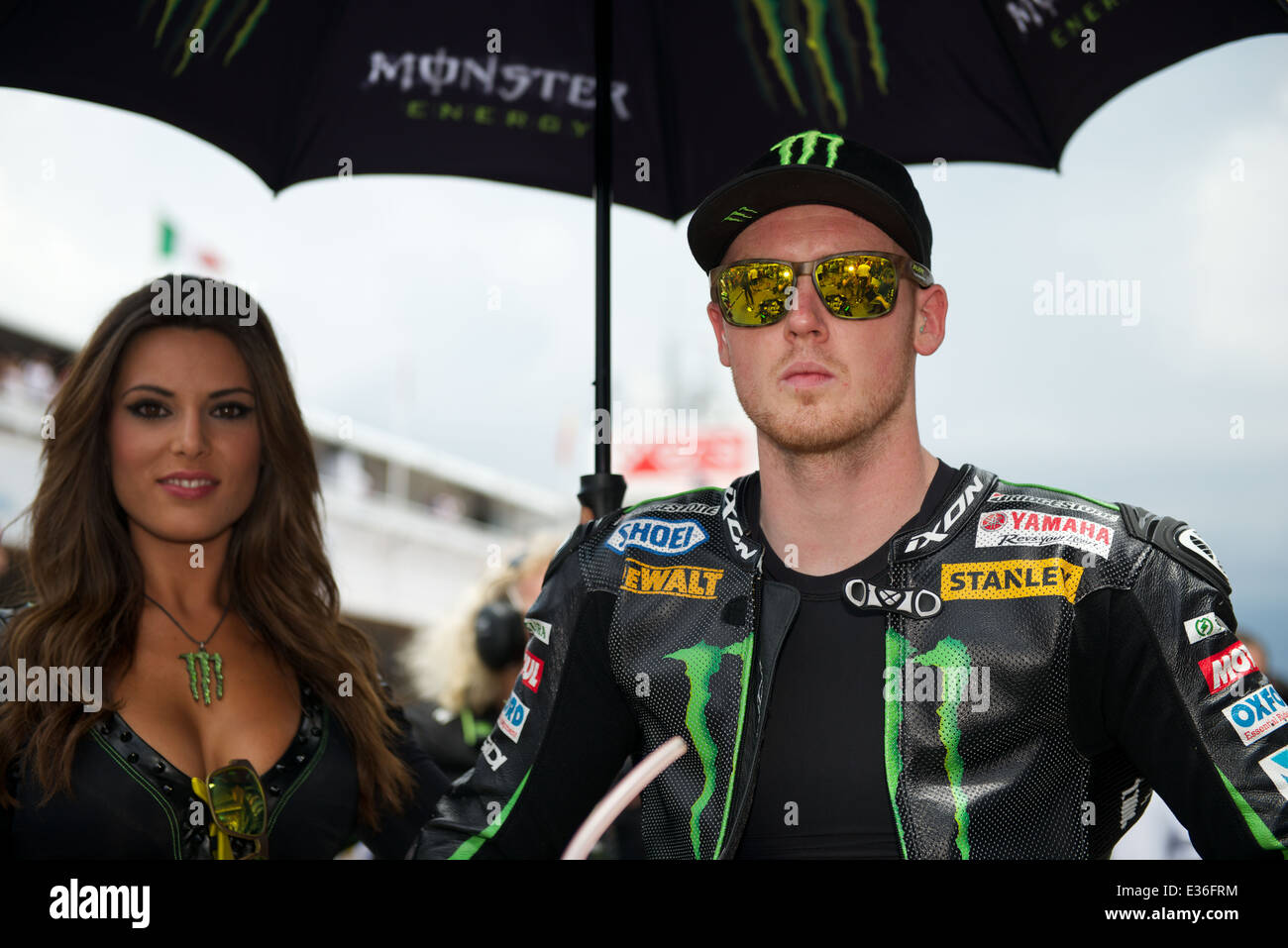 Monster Energy grid ragazza del Monster Energy Gran Premi de Catalunya assiste Bradley Smith Foto Stock