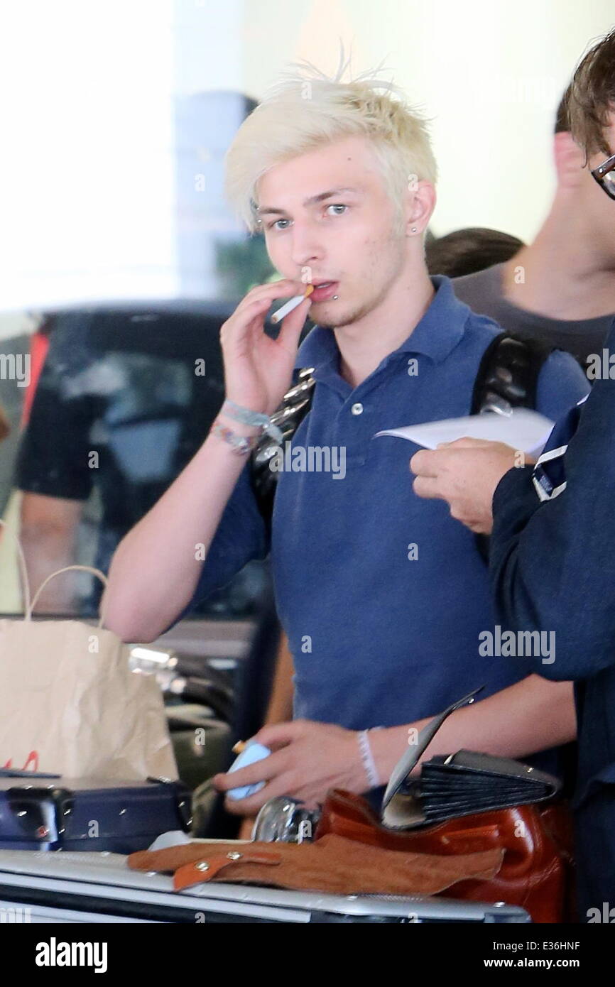 Jonathan Ross e famiglia arrivando all'aeroporto LAX con: Harvey Kirby Ross dove: Los Angeles, CA, Stati Uniti quando: 16 Ju Foto Stock