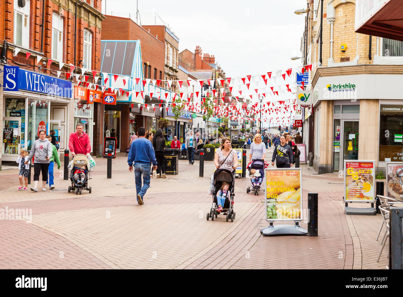 Gli amanti dello shopping nella zona pedonale. Rhyl Town Center, Denbighshire, Gran Bretagna. Foto Stock