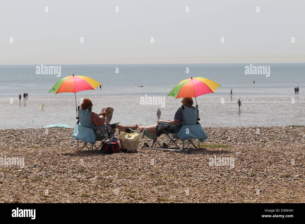 Come l'ondata di caldo continua attraverso il sud est del paese, alcuni membri del pubblico fanno la maggior parte del tempo buono visitando le città costiere di Littlehampton e Worthing, West Sussex Dove: Littlehampton, Regno Unito quando: 18 Ju Foto Stock