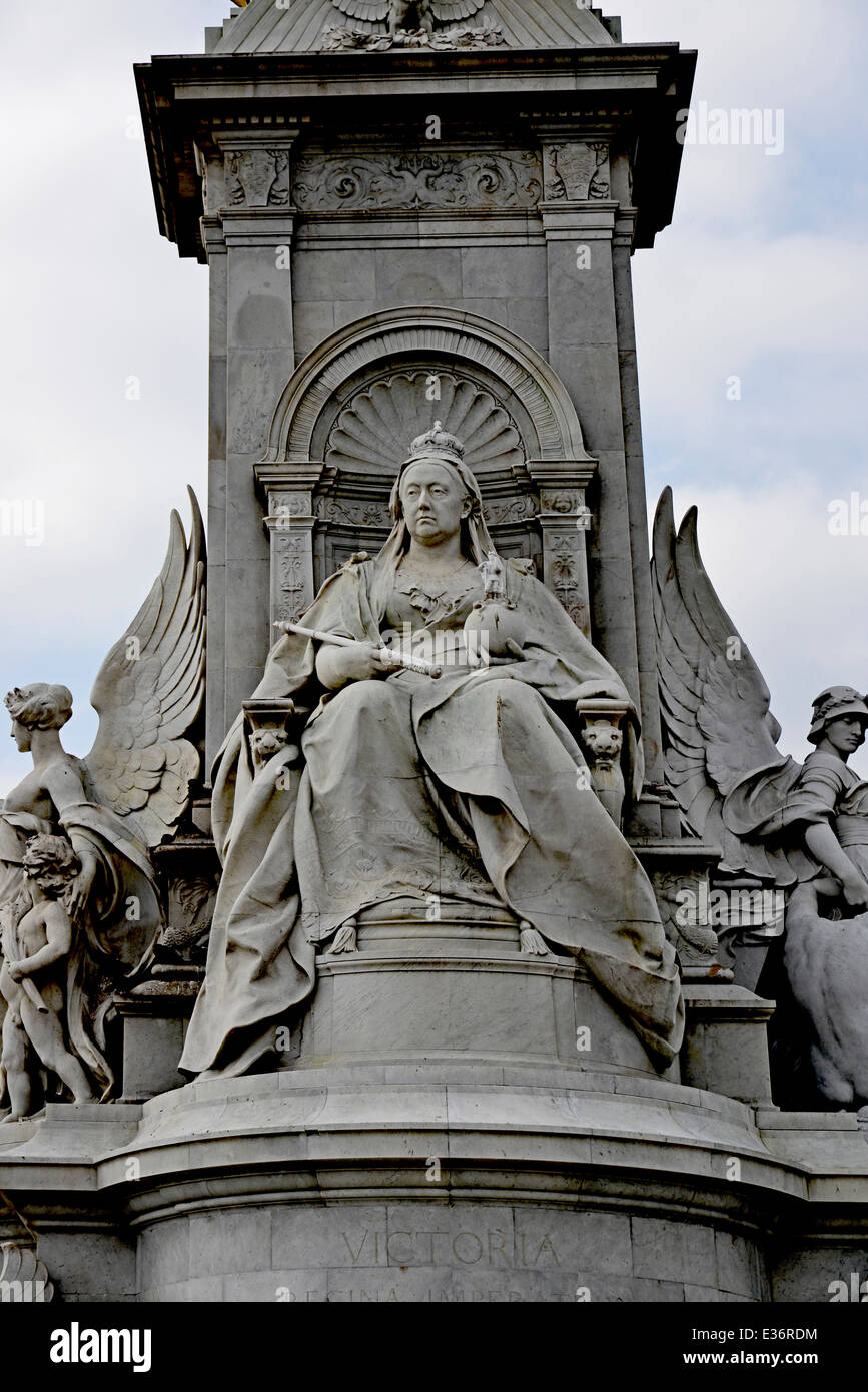 La regina Victoria Memorial nella parte anteriore del Buckingham Palace di Londra Foto Stock