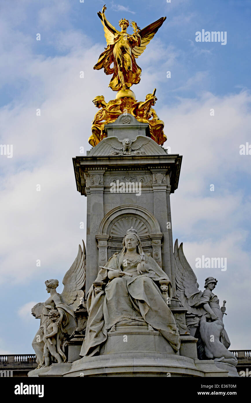 La regina Victoria Memorial nella parte anteriore del Buckingham Palace di Londra Foto Stock