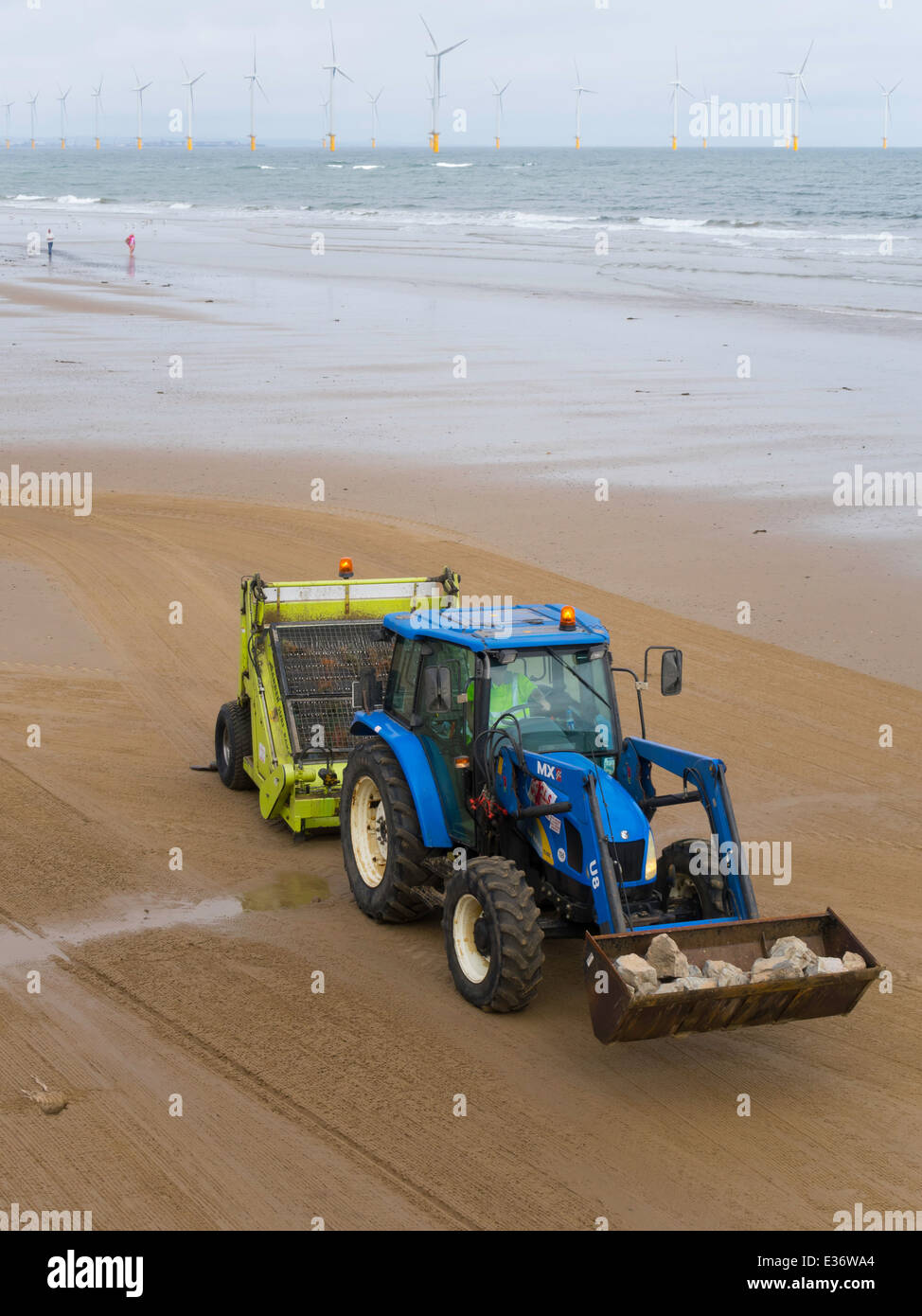 I bagni in mare spiaggia a Redcar essendo pulito dall'autorità locale utilizzando un trattore meccanici macchina disegnata Arber Rake Surf Foto Stock