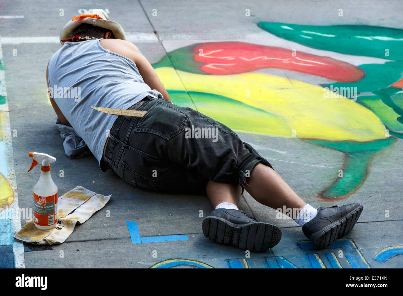 Artista che lavora su chalk pezzo di arte, Chalk Art Festival, Larimer Square, Denver, Colorado, STATI UNITI D'AMERICA Foto Stock