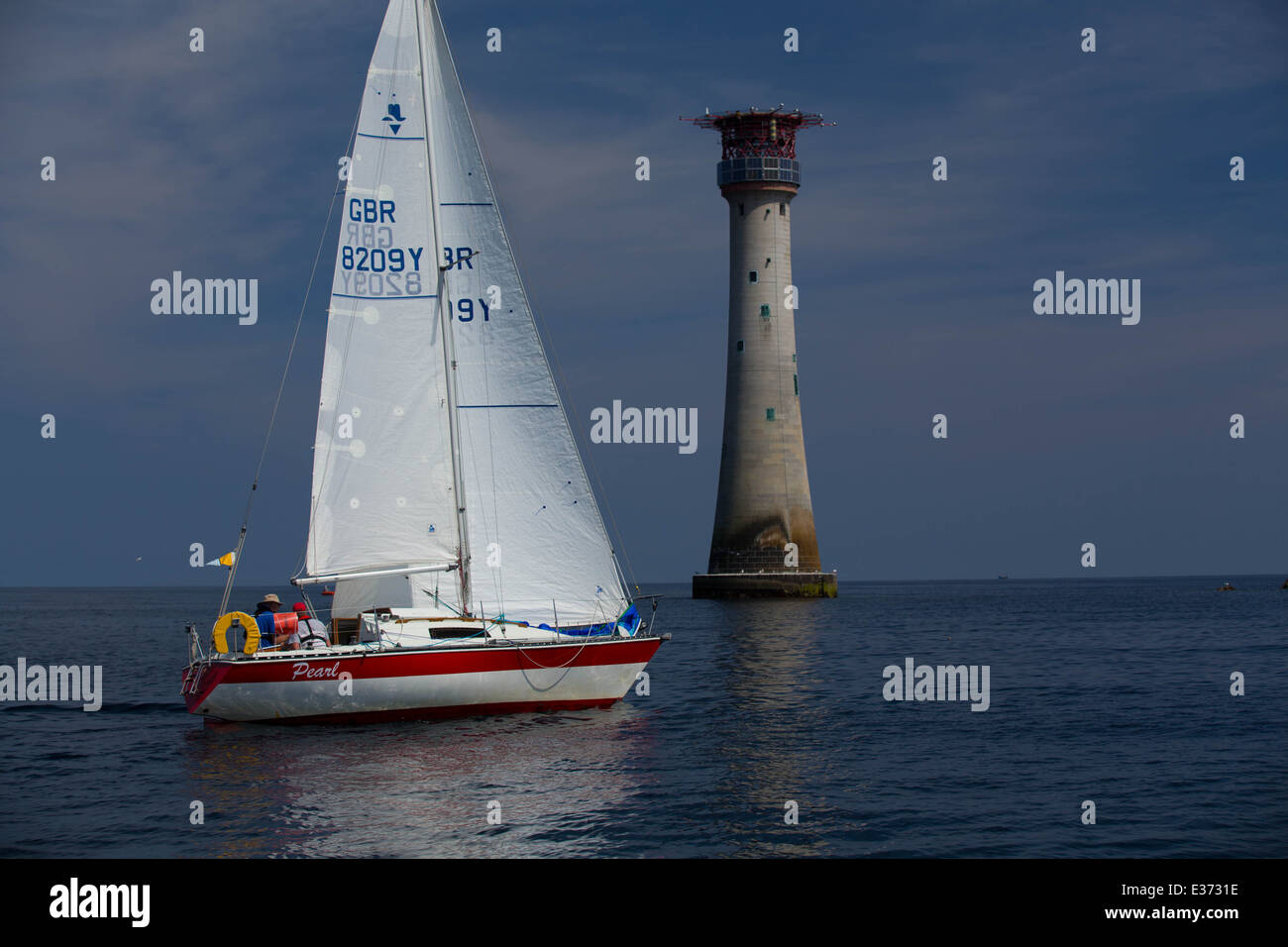 Sailing yacht passato faro di Eddystone Plymouth Regno Unito sotto la vela durante l esercizio della carità Foto Stock