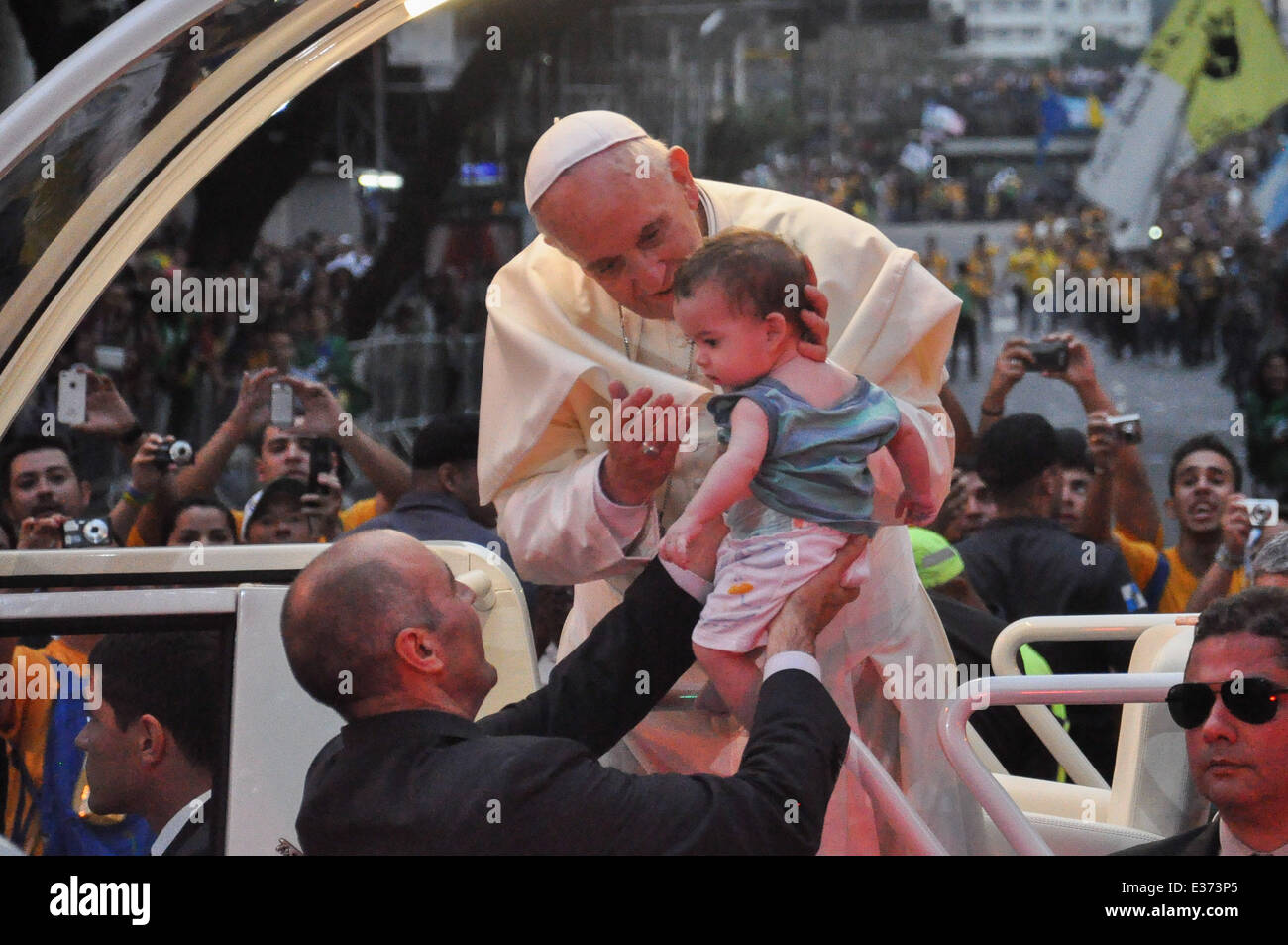 Papa Francesco frequenta la Chiesa Cattolica Romana la Giornata Mondiale della Gioventù a Rio de Janerio, Brasile il 23 luglio 2013. Il Pontefice sarà tenendo la Messa della domenica al festival che si aspettano di più di un milione e mezzo di devoti a partecipare. Dotato di: Papa F Foto Stock