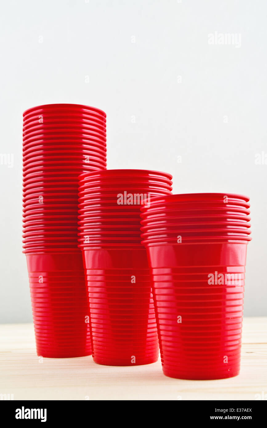 In plastica vuota bicchieri rossi sulla catasta di legno Tavolo picnic Foto  stock - Alamy