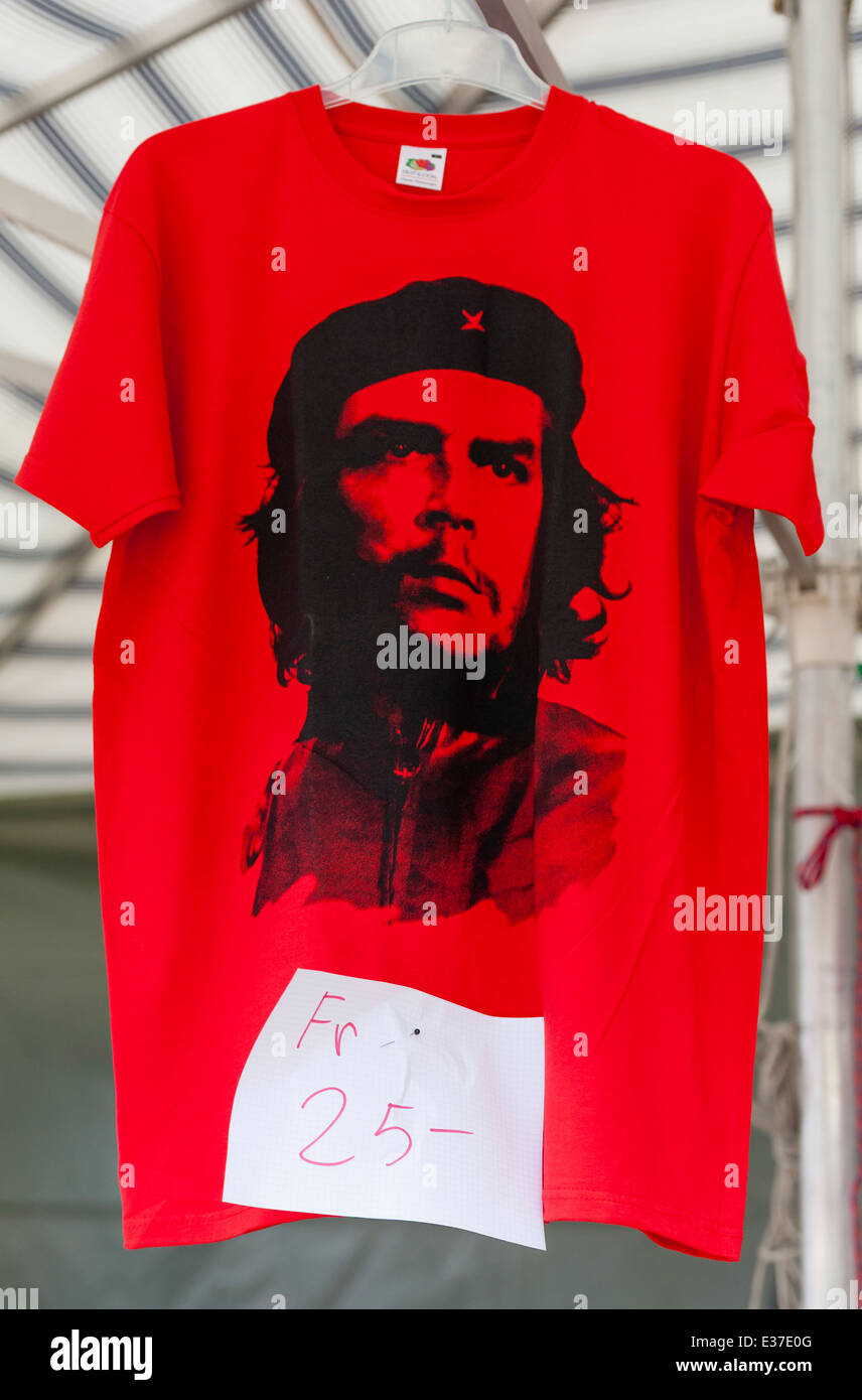 Una T-shirt rossa con il ritratto di Che Guevara in vendita su uno stand di  sindacalisti al 2013 giorno di maggio nel rally di Zurigo Foto stock - Alamy