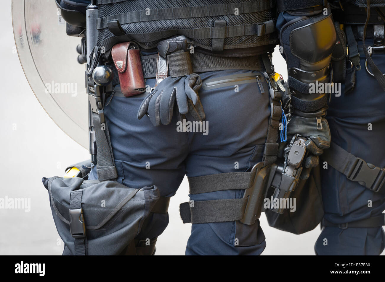 Attrezzature collegate alla parte posteriore di un elemento di un esercito svizzero della squadra di polizia distribuito a una protesta rally. Foto Stock