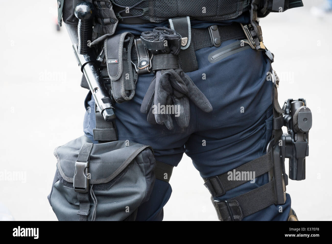 Attrezzature collegate alla parte posteriore di un elemento di un esercito svizzero della squadra di polizia distribuito a una protesta rally. Foto Stock