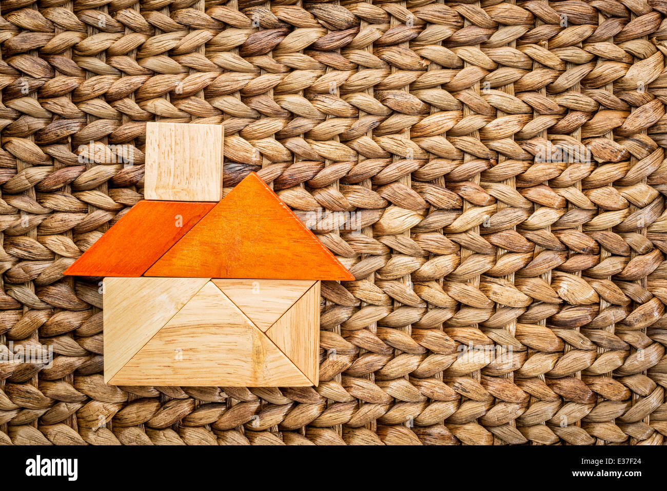 Immagine astratta di una casa costruita da sette tangram pezzi di legno, un Cinese tradizionale gioco di puzzle Foto Stock