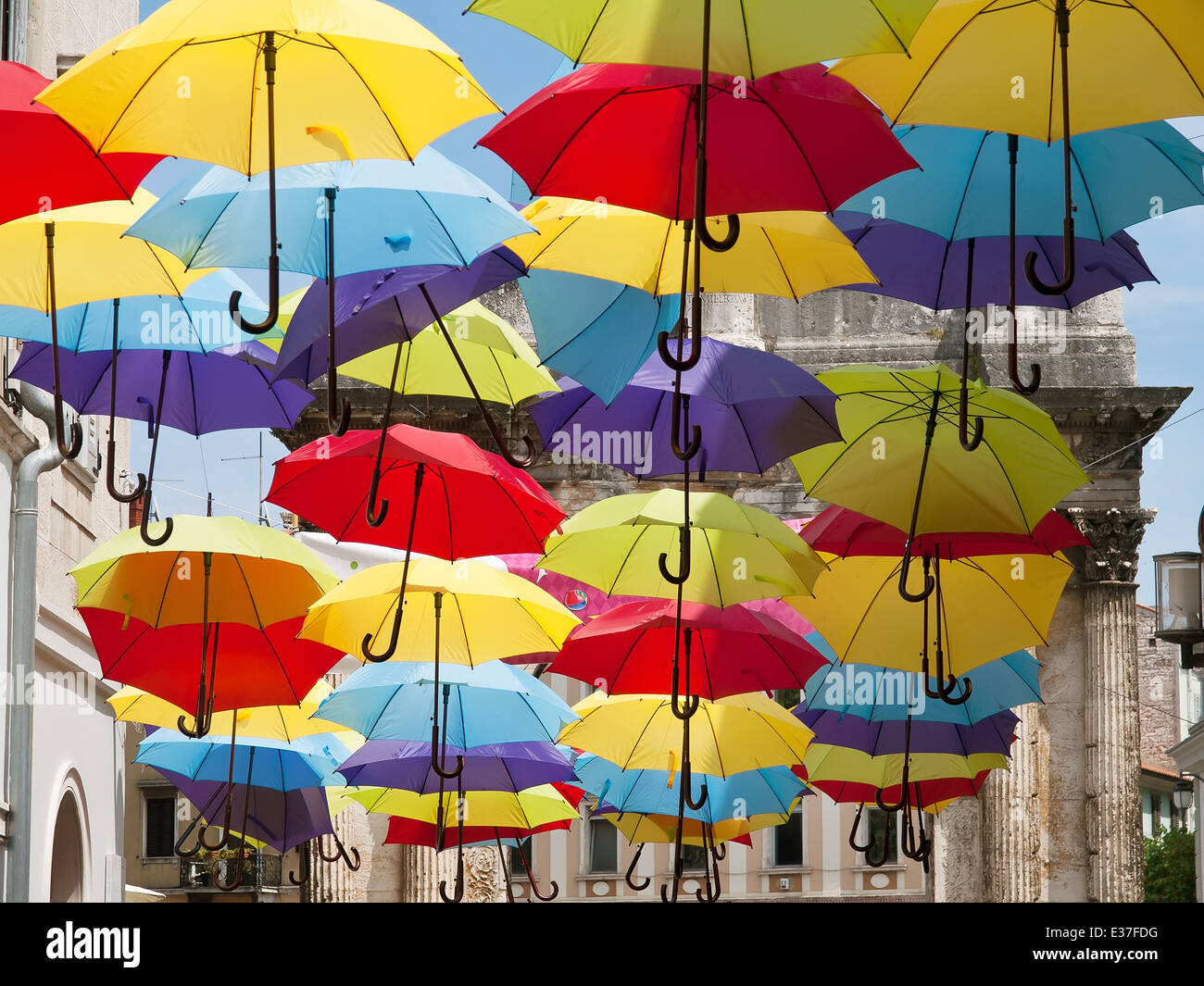 Un sacco di aprire ombrelloni multicolori, street decorazione, Pola, Croazia Foto Stock