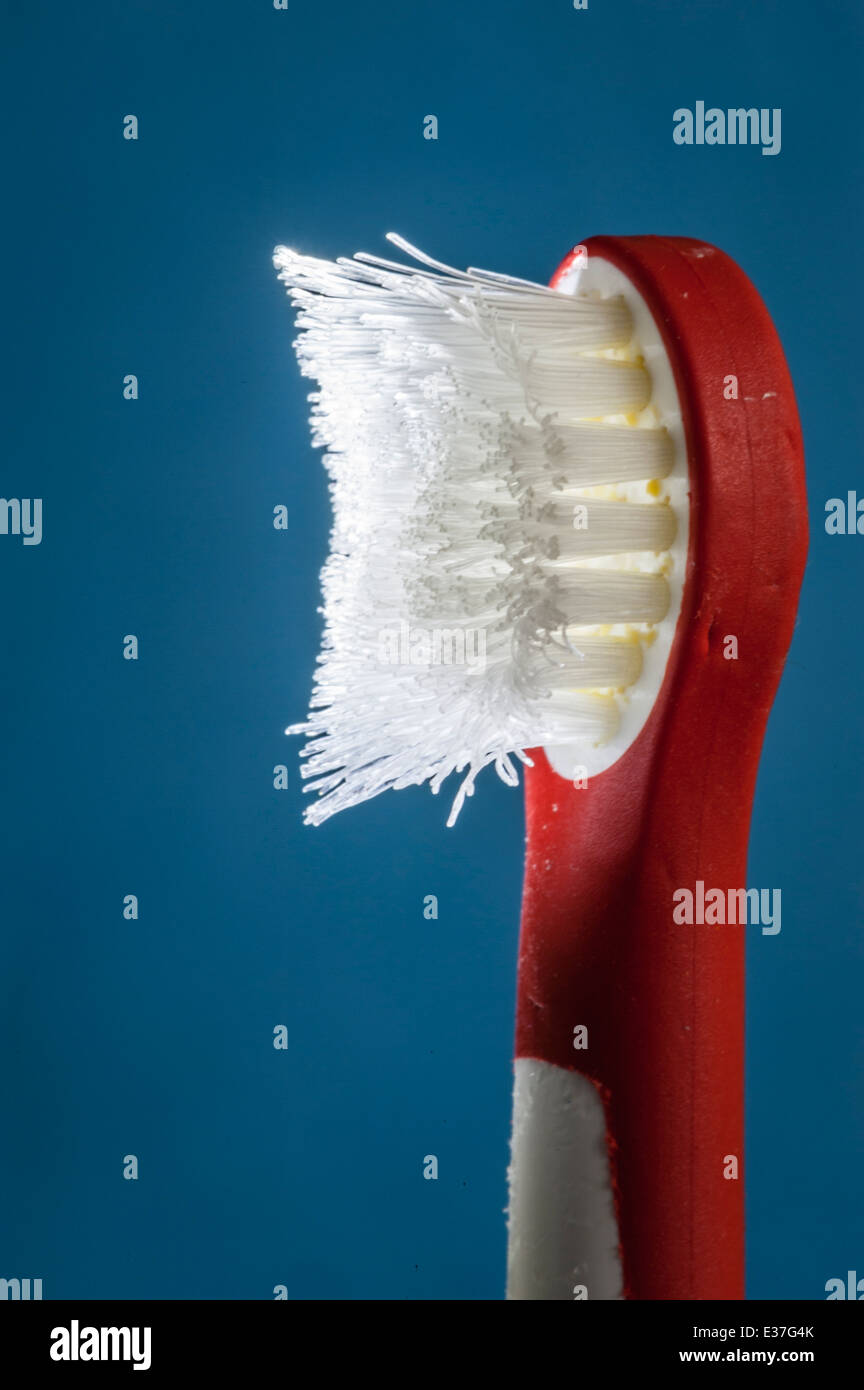 Vecchio, sfilacciate i bambini di uno spazzolino da denti che ha bisogno di essere sostituito. Dentisti consiglia di sostituire uno spazzolino almeno ogni 3 mesi. Foto Stock