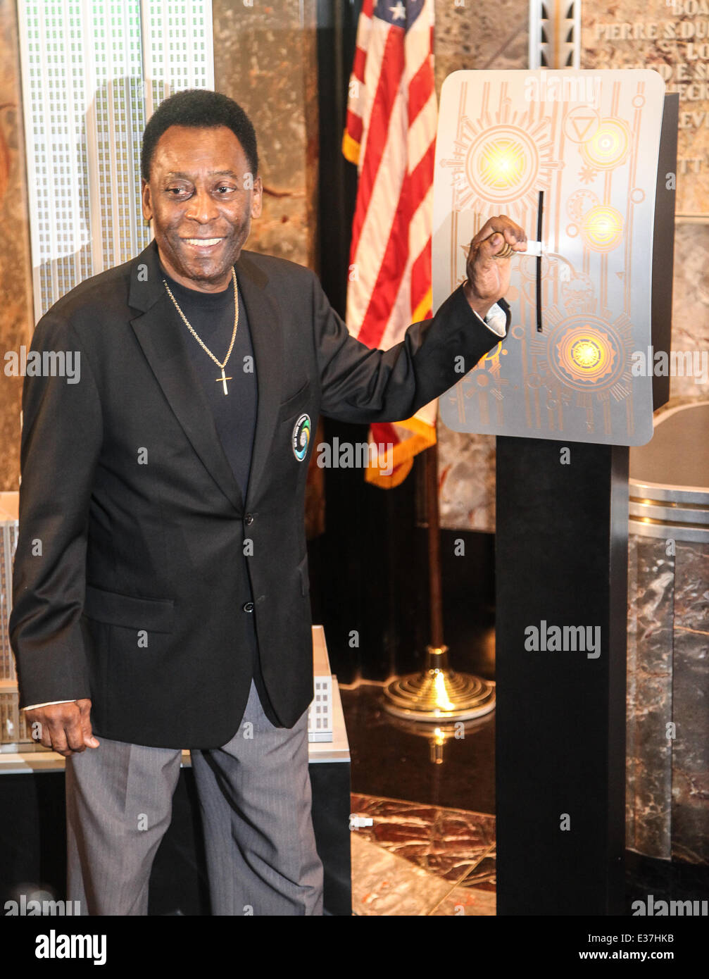Pele e Marcos Senna luce l'Empire State Building per celebrare il ritorno del New York Cosmos, American professional club di calcio con: Pele,Edson Arantes do Nascimento dove: New York City, Regno Unito quando: 01 Ago 2013 Foto Stock