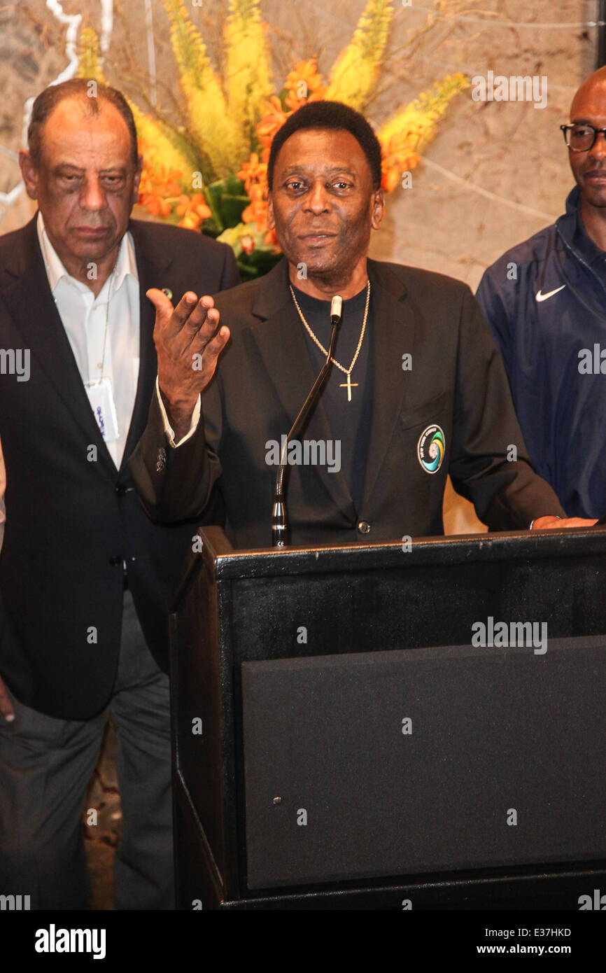 Pele e Marcos Senna luce l'Empire State Building per celebrare il ritorno del New York Cosmos, American professional club di calcio con: Pele,Edson Arantes do Nascimento,Marcos Senna dove: New York City, Regno Unito quando: 01 Ago 2013 Foto Stock