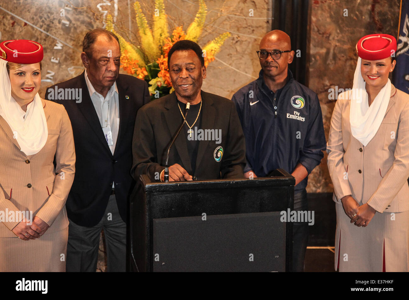 Pele e Marcos Senna luce l'Empire State Building per celebrare il ritorno del New York Cosmos, American professional club di calcio con: Pele,Edson Arantes do Nascimento dove: New York City, Regno Unito quando: 01 Ago 2013 Foto Stock