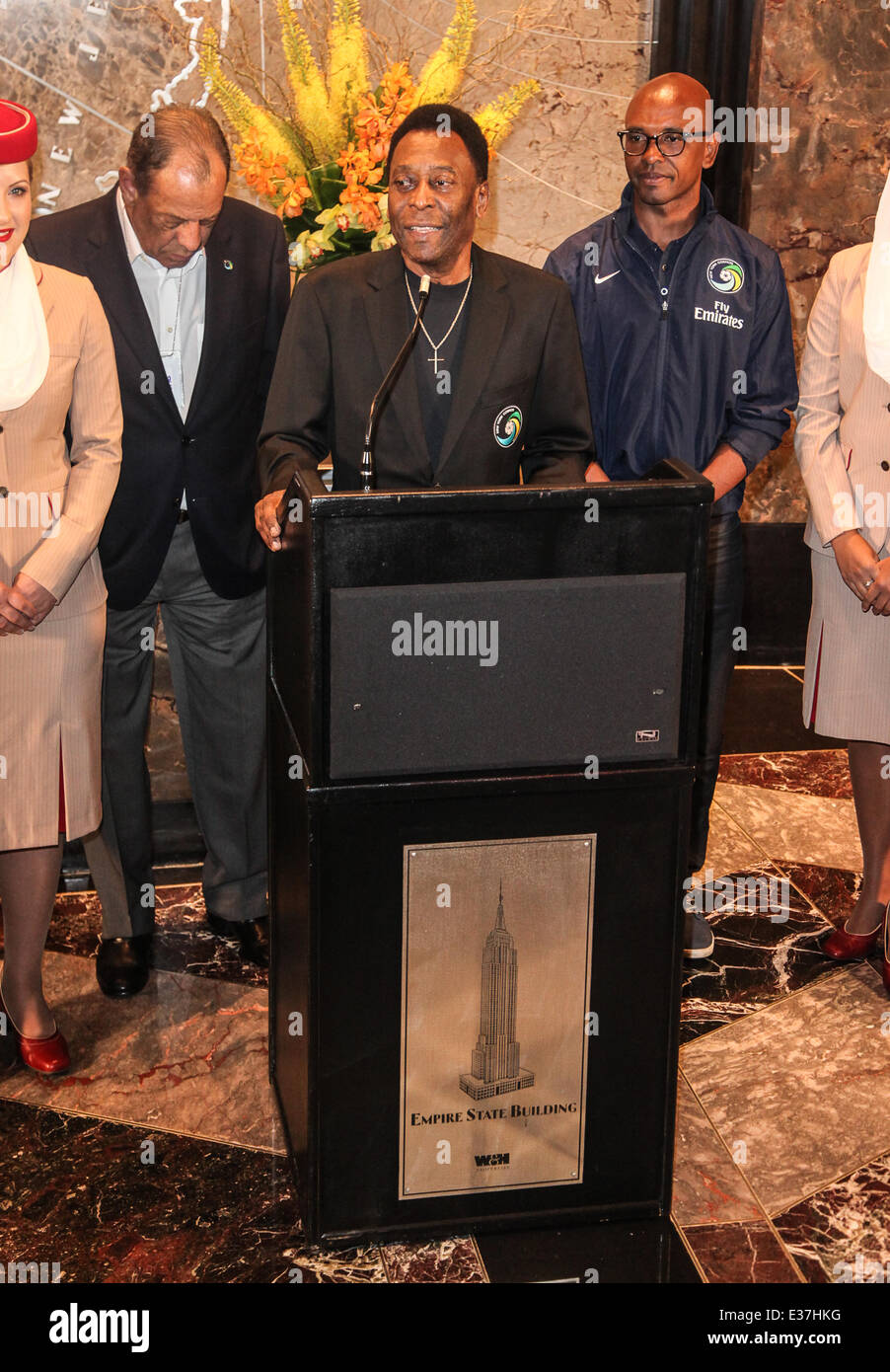 Pele e Marcos Senna luce l'Empire State Building per celebrare il ritorno del New York Cosmos, American professional club di calcio con: Pele,Edson Arantes do Nascimento,Marcos Senna dove: New York City, Regno Unito quando: 01 Ago 2013 Foto Stock