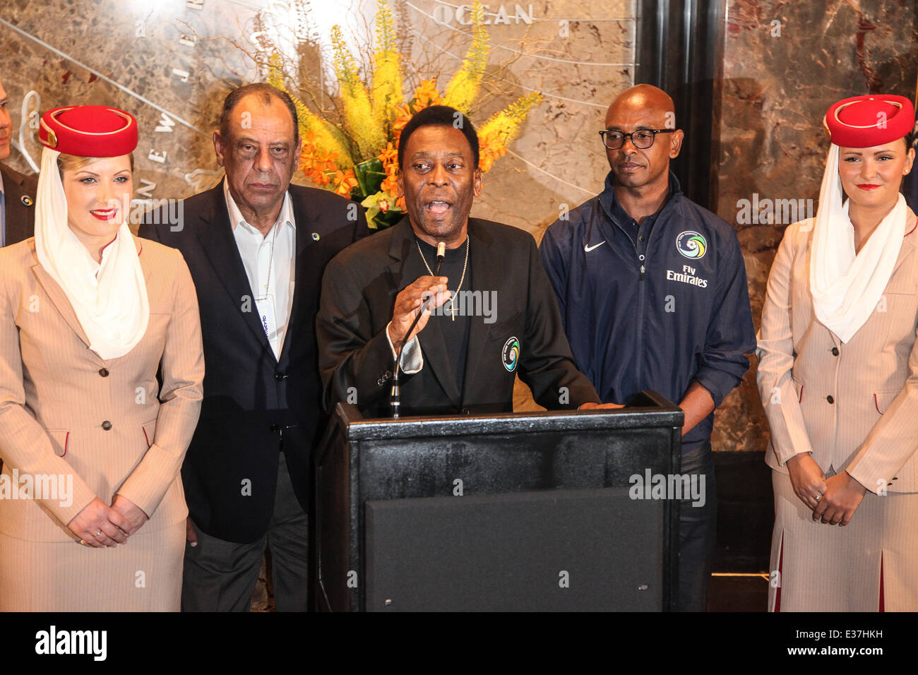 Pele e Marcos Senna luce l'Empire State Building per celebrare il ritorno del New York Cosmos, American professional club di calcio con: Pele,Edson Arantes do Nascimento,Marcos Senna dove: New York City, Regno Unito quando: 01 Ago 2013 Foto Stock