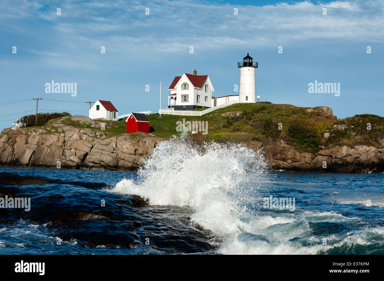 Onde che si infrangono da Cape Neddick (Nubble) faro in estate a York, Maine. Foto Stock